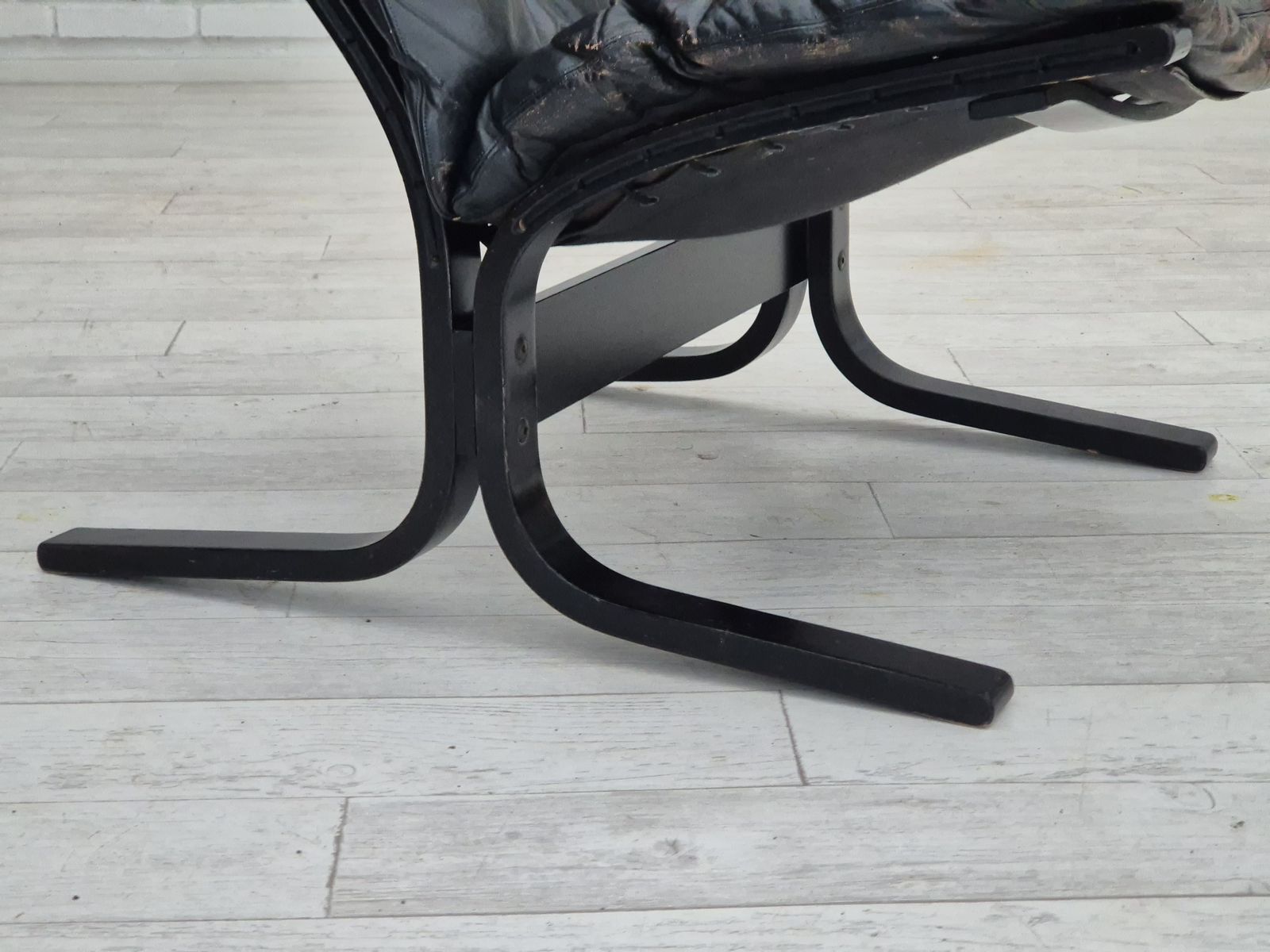 Jaren 1970, Noors Design, "Siesta" Loungestoel Van Ingmar Relling, Zwart Leer, Gebogen Hout. photo vintage