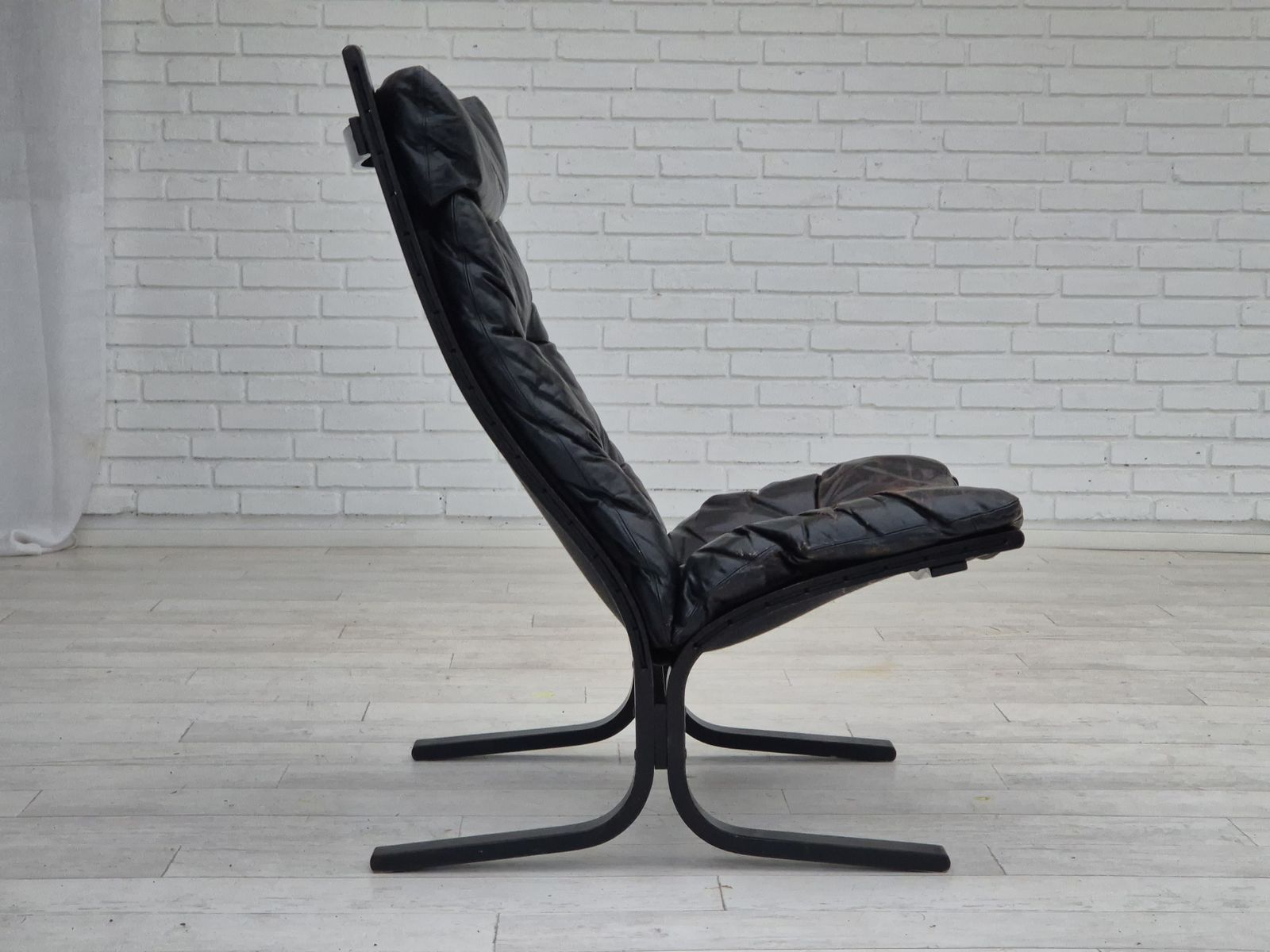Meubels Jaren 1970, Noors Design, "Siesta" Loungestoel Van Ingmar Relling, Zwart Leer, Gebogen Hout. photo