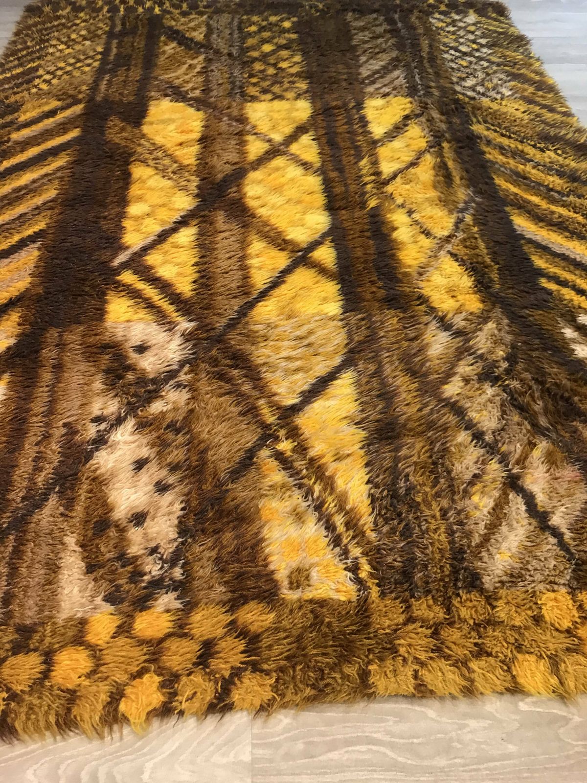 photo furniture Carpet öster Gyllen Shag Rug Yellow Brown Vintage Suede