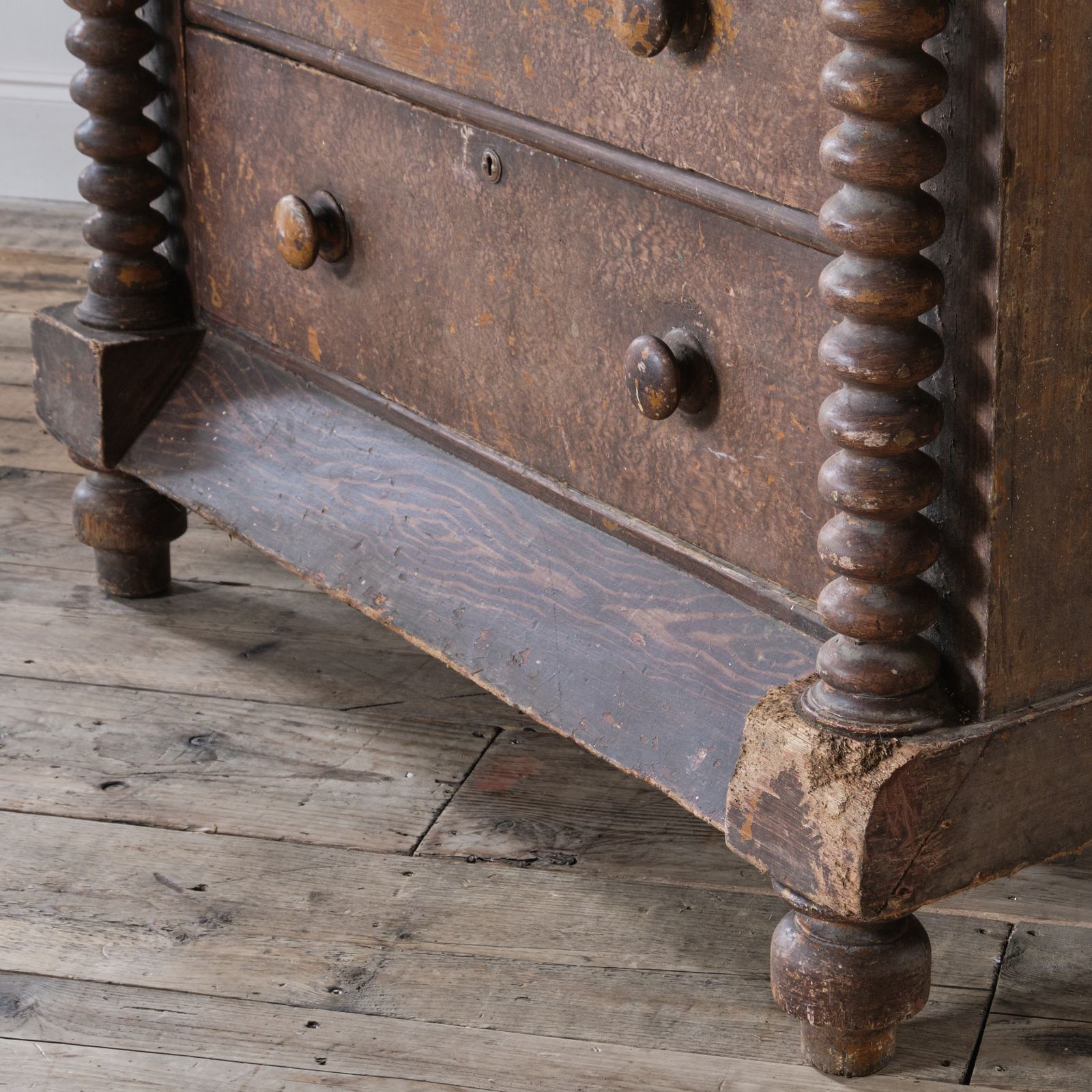 photo vintage 19th Century Scottish Painted Pine Chest Of Drawers