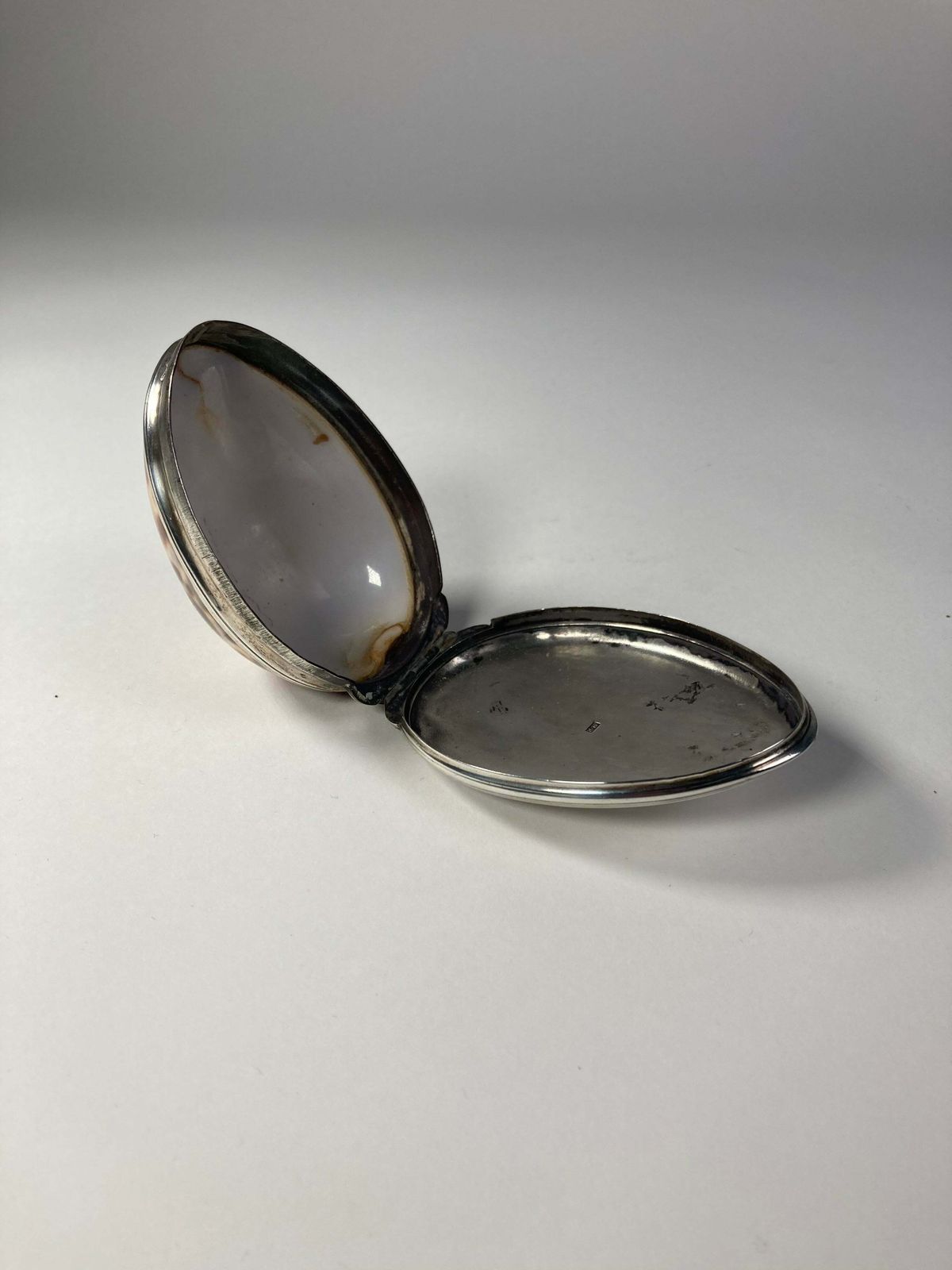 Aeneas Ryan Silver Cowrie Shell Snuff Box photo furniture