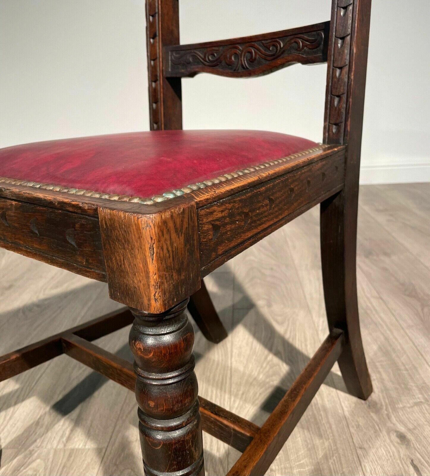 20th Century Pair Of Carved Bedroom Chairs / Hall Chairs In Oak photo 275.0