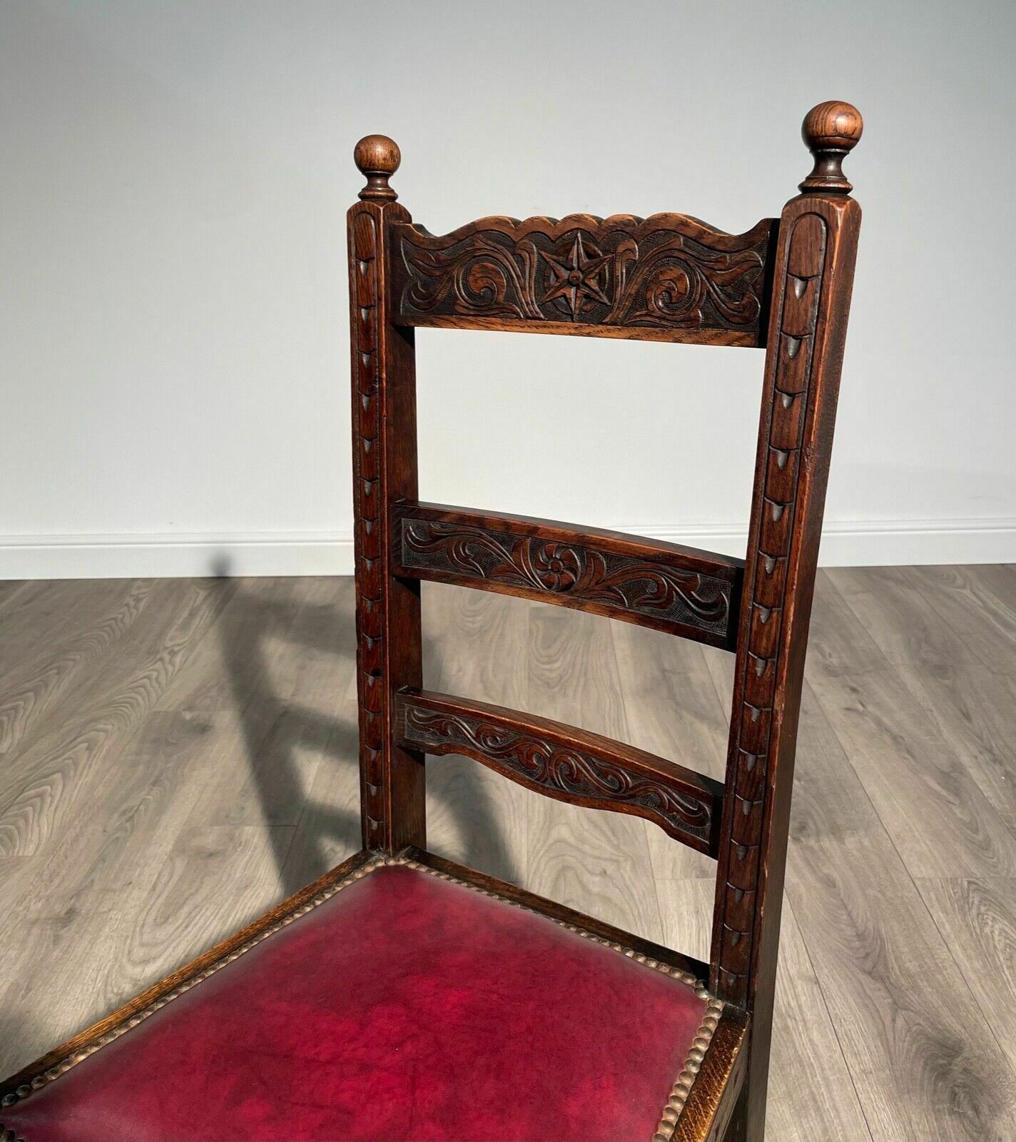 20th Century Pair Of Carved Bedroom Chairs / Hall Chairs In Oak photo vinterior