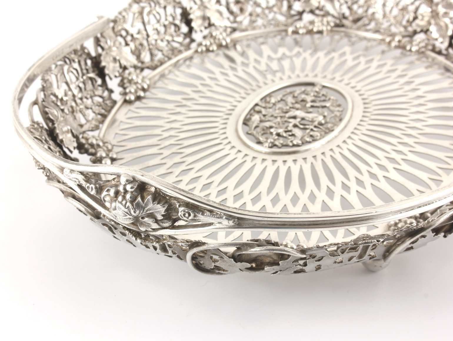 American Sterling Silver Renaissance Cake Basket. J E Caldwell & Co USA. photo vinterior