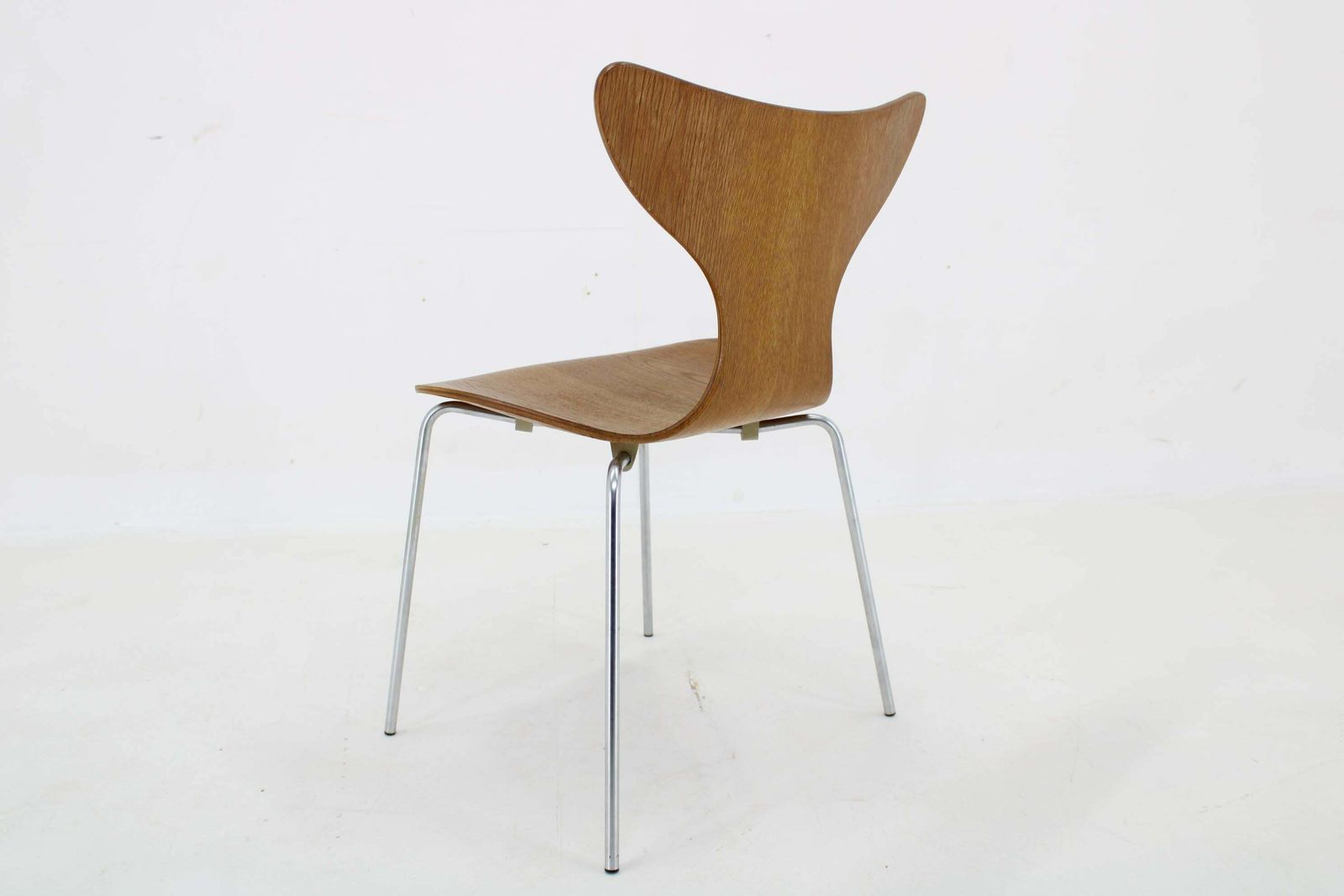 photo vinterior 1970s Arne Jacobsen Set Of Six Lily Chairs In Oak By Fritz Hansen, Denmark