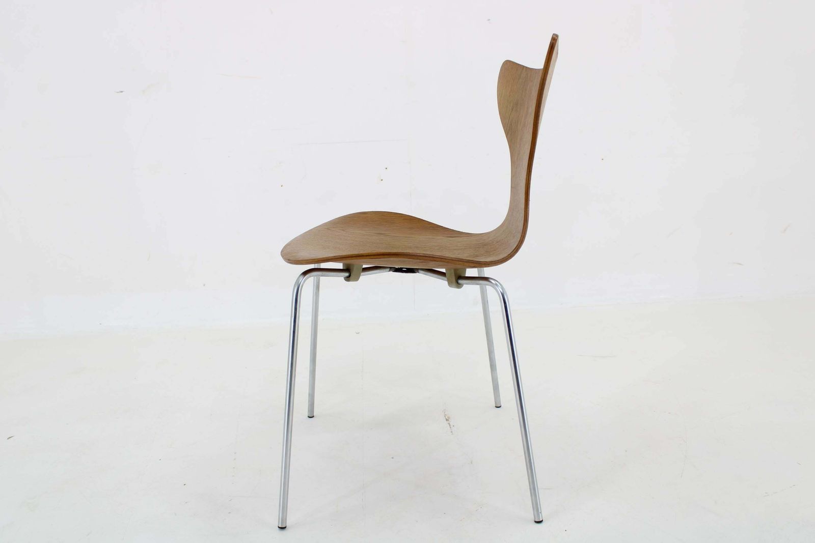 photo buy 1970s Arne Jacobsen Set Of Six Lily Chairs In Oak By Fritz Hansen, Denmark