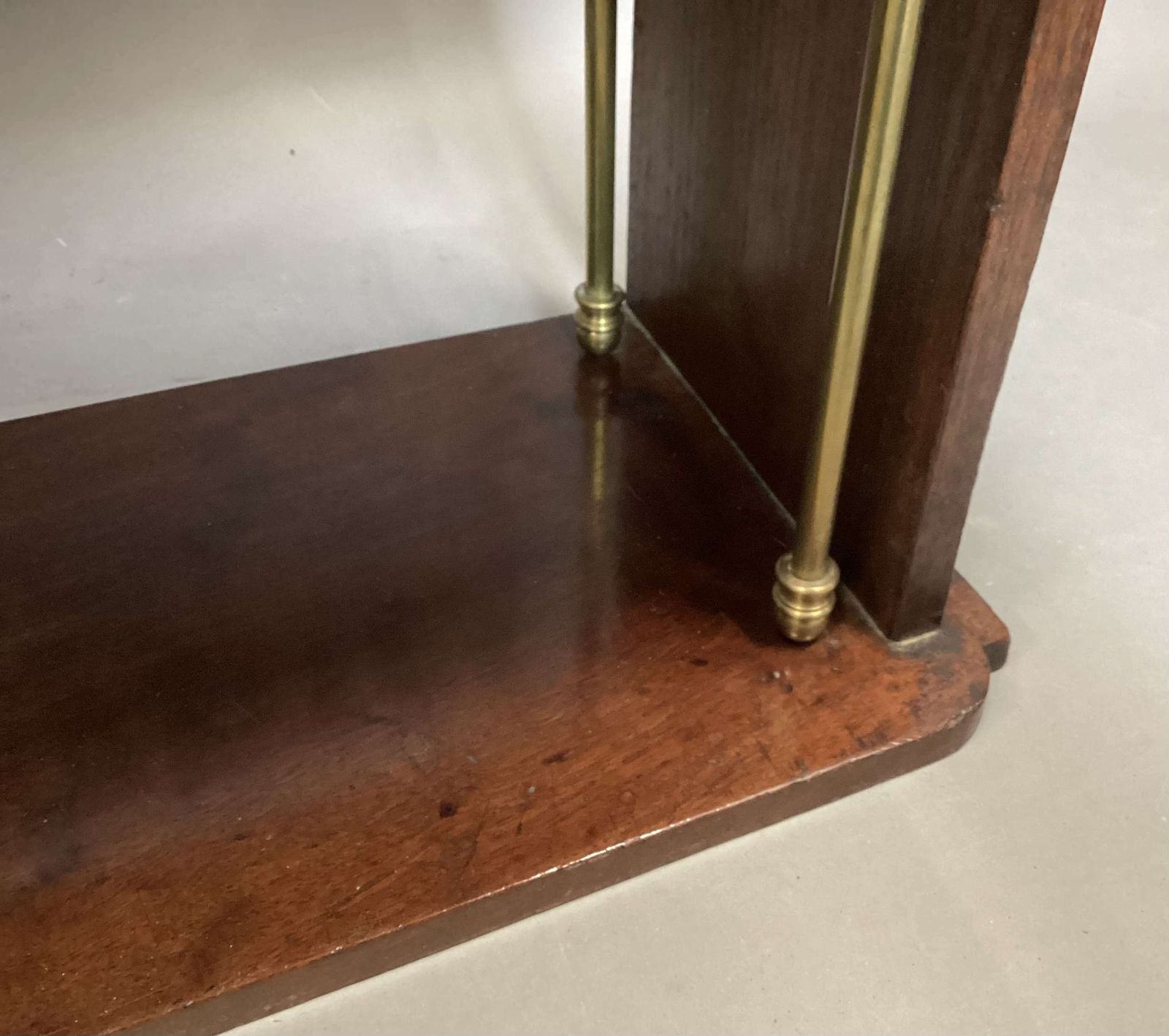 photo vinterior Good Regency Mahogany And Brass Hanging Wall Shelves