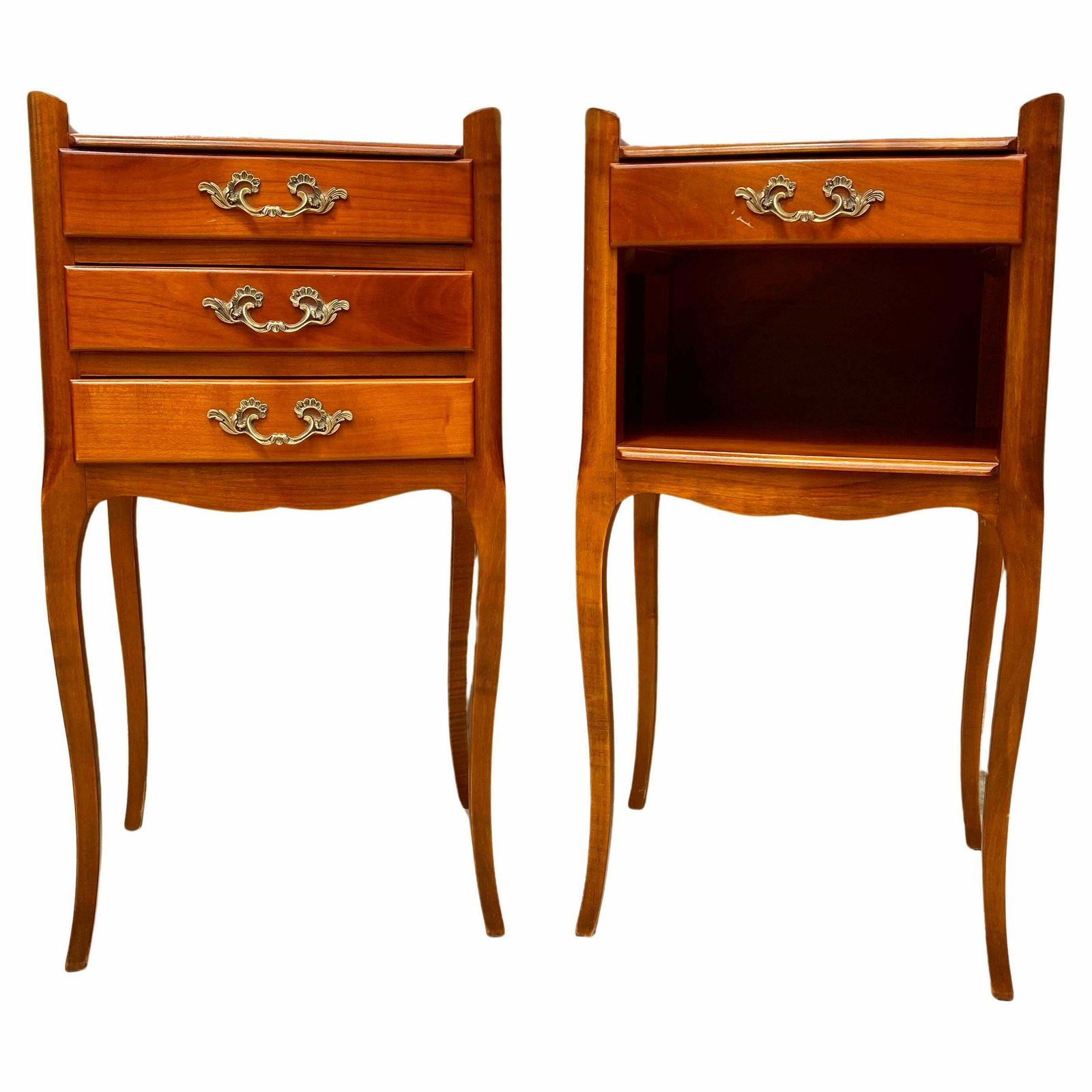 Tables de chevet françaises en cerisier, avec tiroirs et étagère ouverte, années 1960, lot de 2 photo furniture