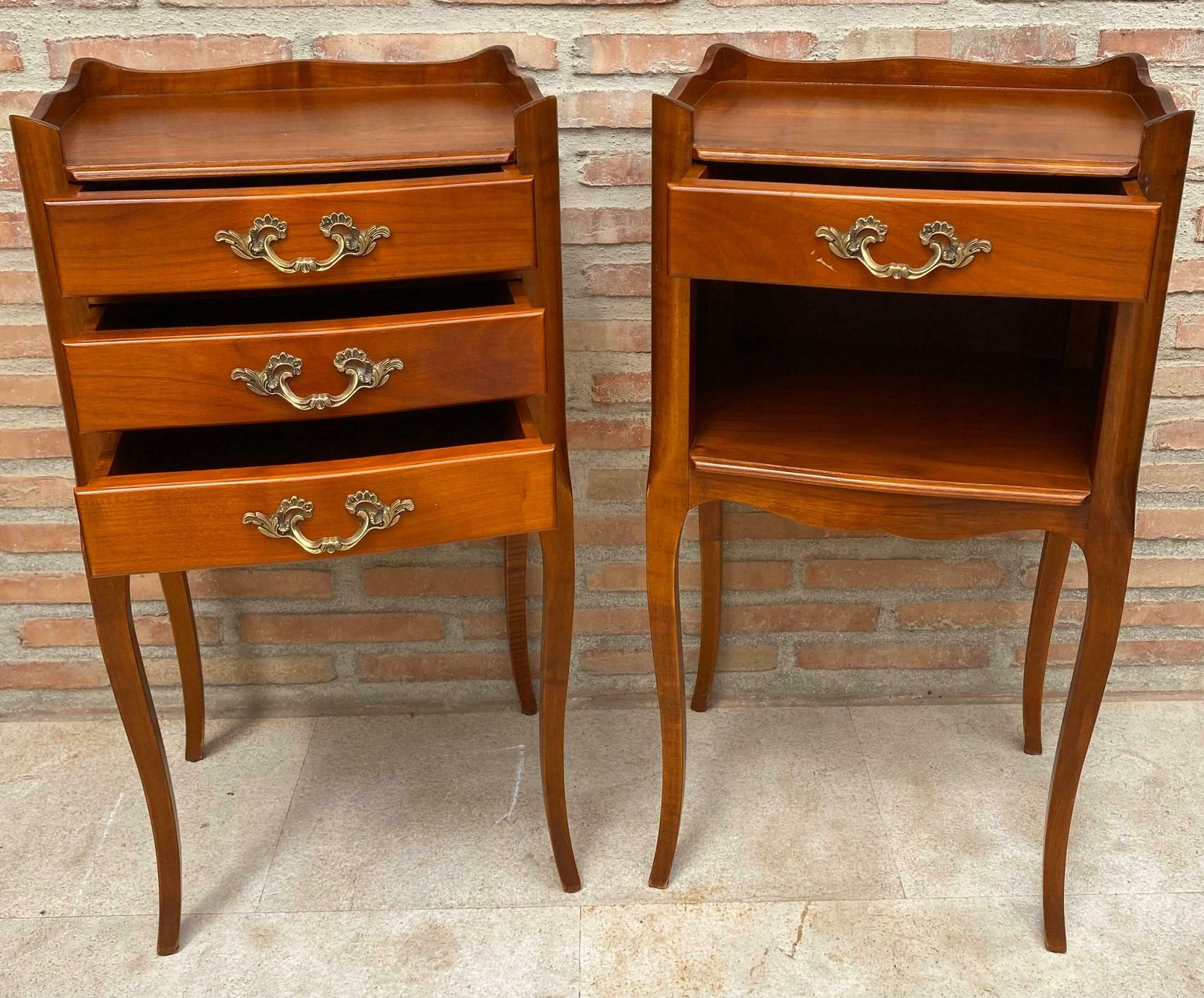Tables de chevet françaises en cerisier, avec tiroirs et étagère ouverte, années 1960, lot de 2 photo vinterior