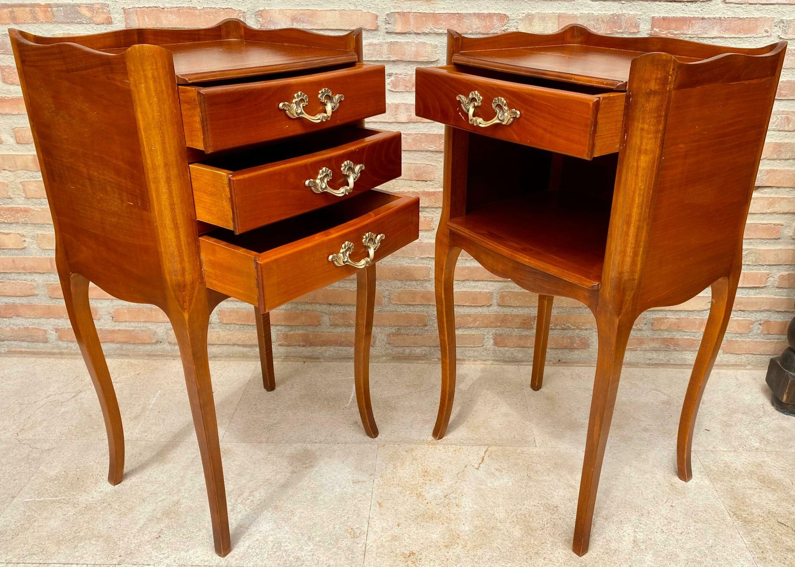 Tables de chevet françaises en cerisier, avec tiroirs et étagère ouverte, années 1960, lot de 2 photo vintage
