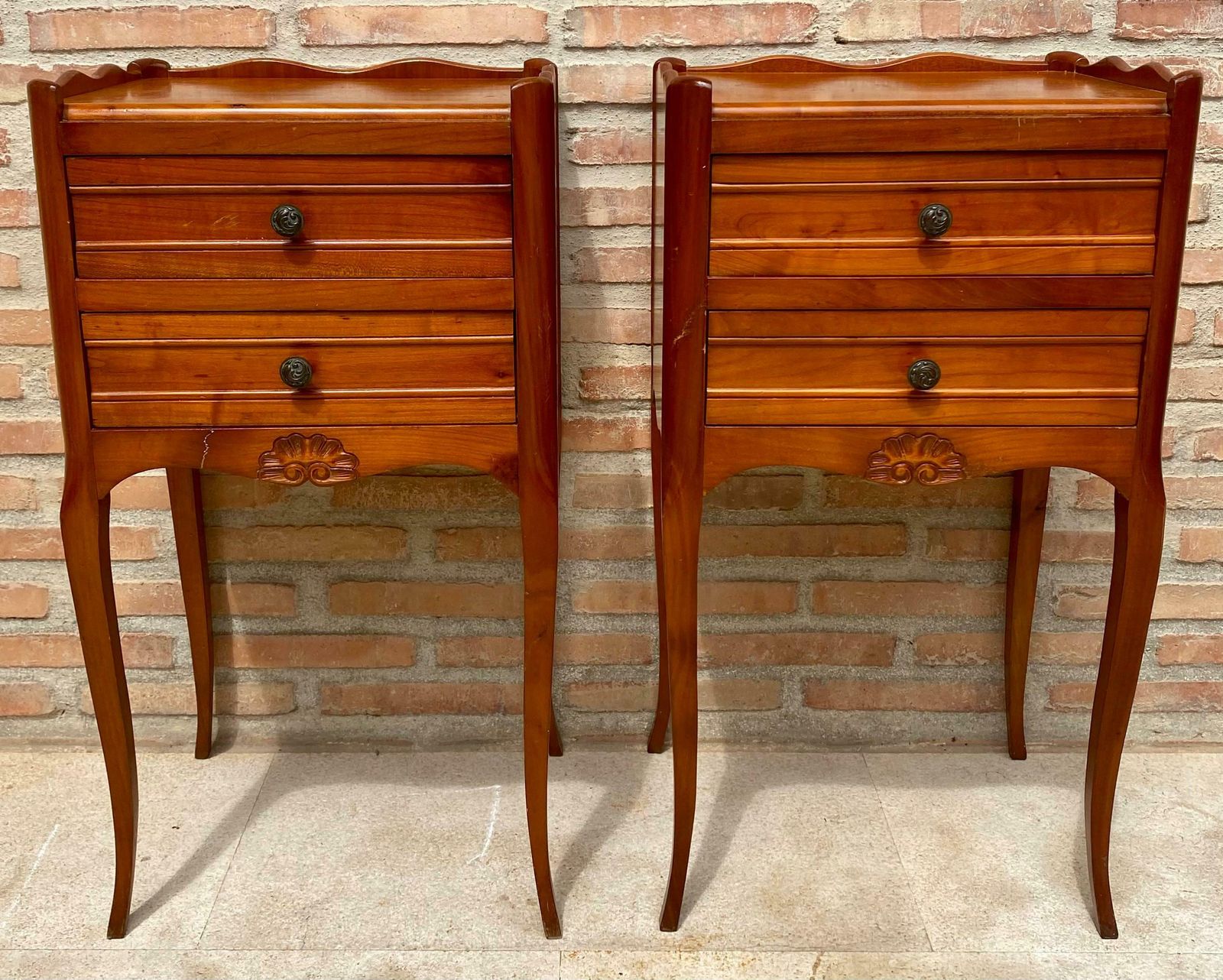 Tables de chevet françaises à pieds en cabriole, années 1950, lot de 2 photo furniture