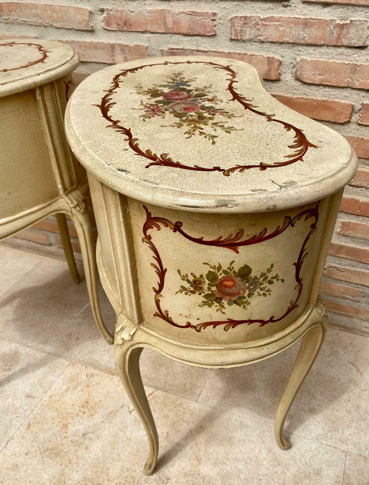 Tables de chevet rognon en bois peint beige clair, deux tiroirs, années 1940, lot de 2 photo vintage