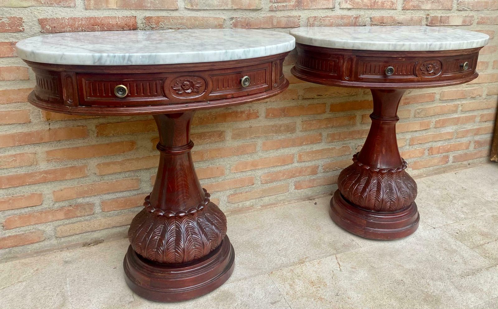 Tables de chevet demi-lune en bois sculpté, plateau en marbre, 1940, lot de 2 photo vinterior