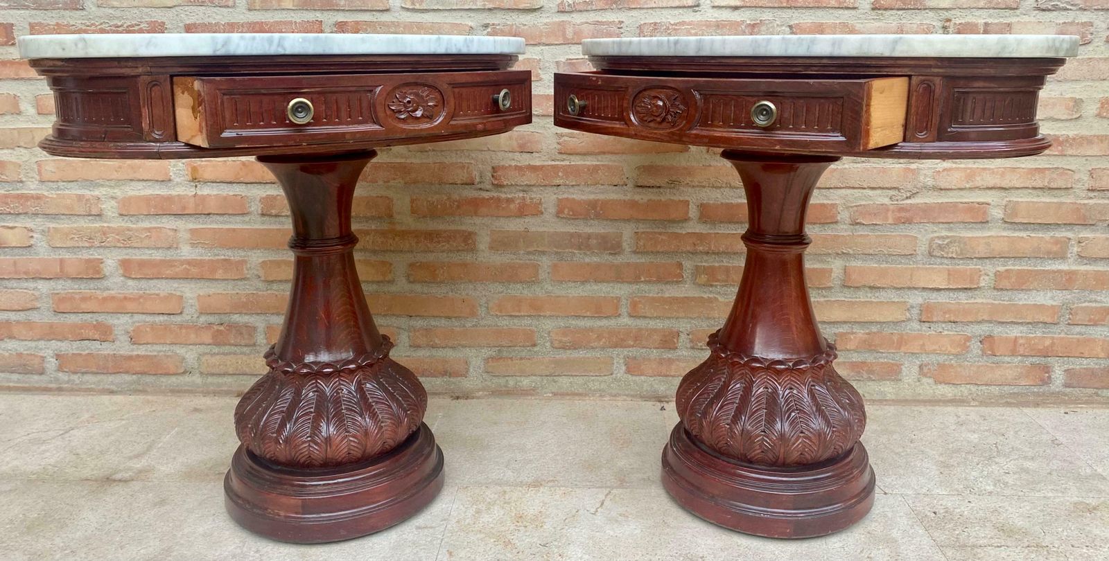 Tables de chevet demi-lune en bois sculpté, plateau en marbre, 1940, lot de 2 photo vintage