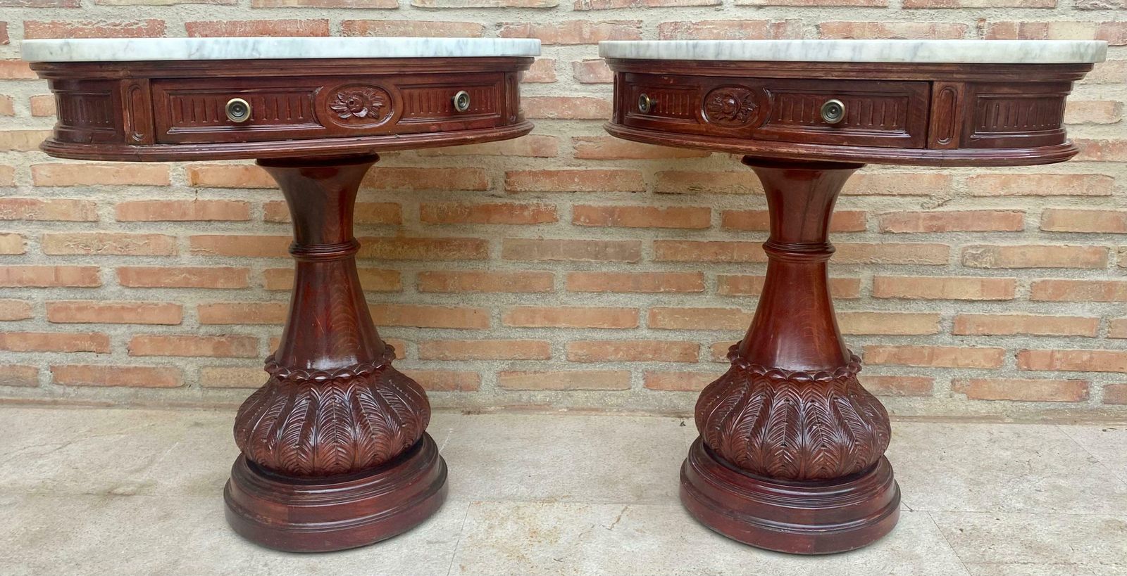 photo furniture Tables de chevet demi-lune en bois sculpté, plateau en marbre, 1940, lot de 2