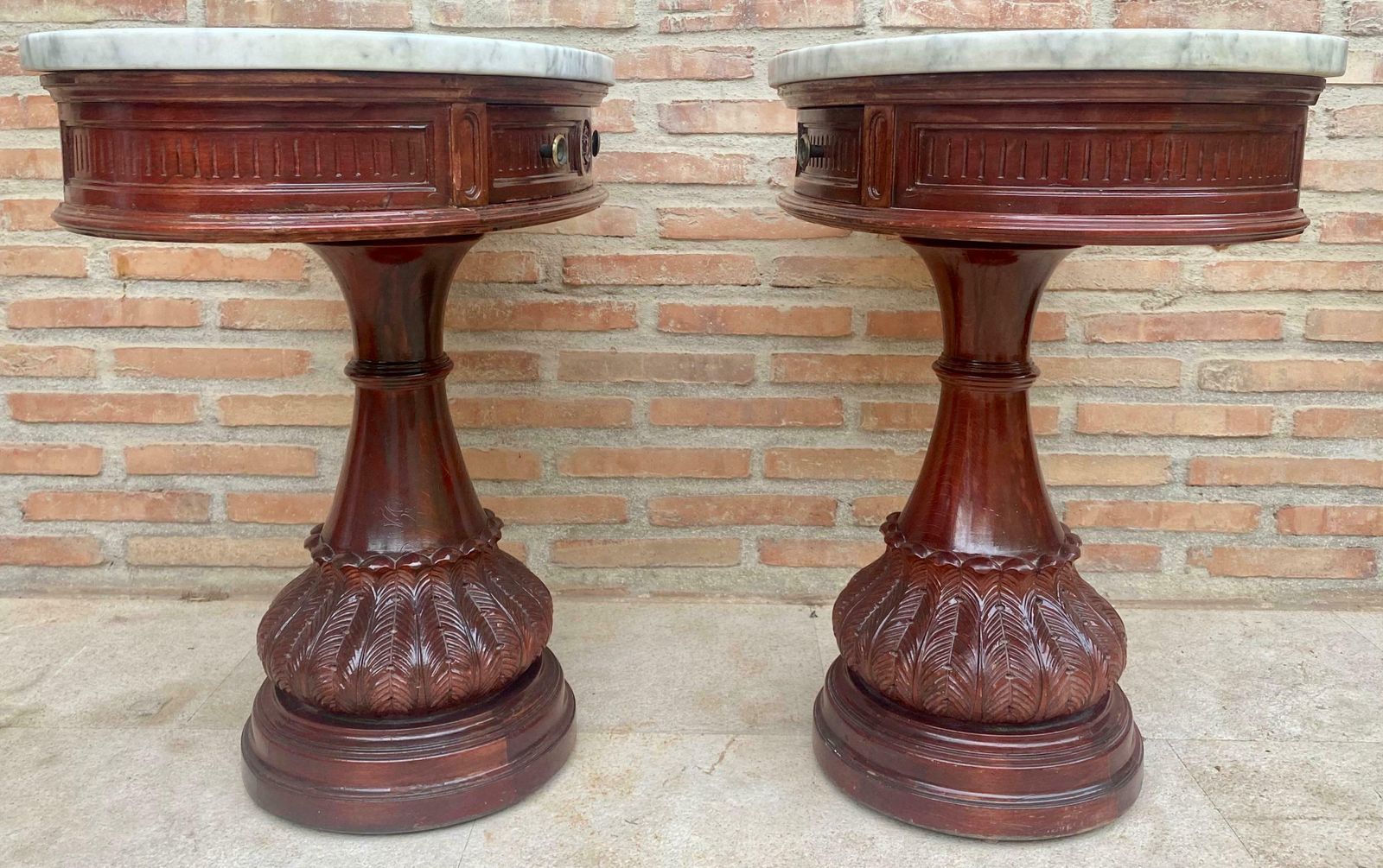 photo for sale Tables de chevet demi-lune en bois sculpté, plateau en marbre, 1940, lot de 2
