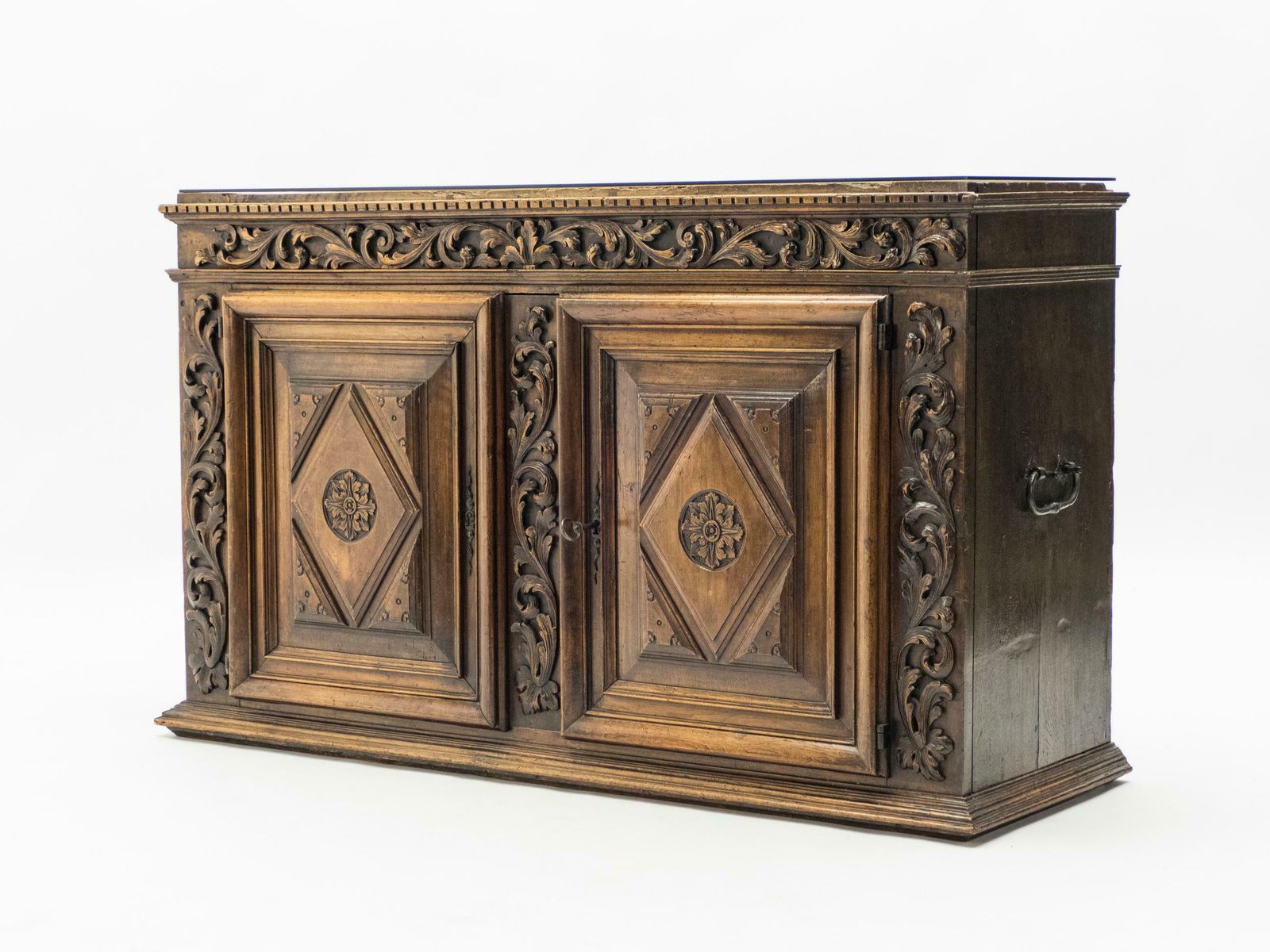 Buffet de style Renaissance française en chêne sculpté, XVIIIe siècle photo for sale