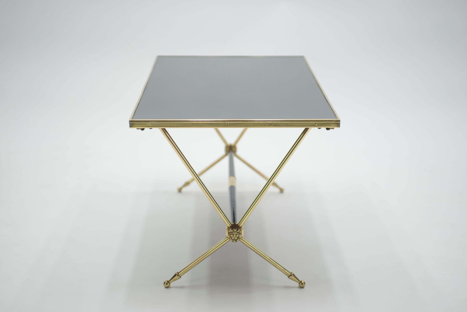 2592.0 Table basse néoclassique française Raphael en laiton et opaline, années 1960 photo