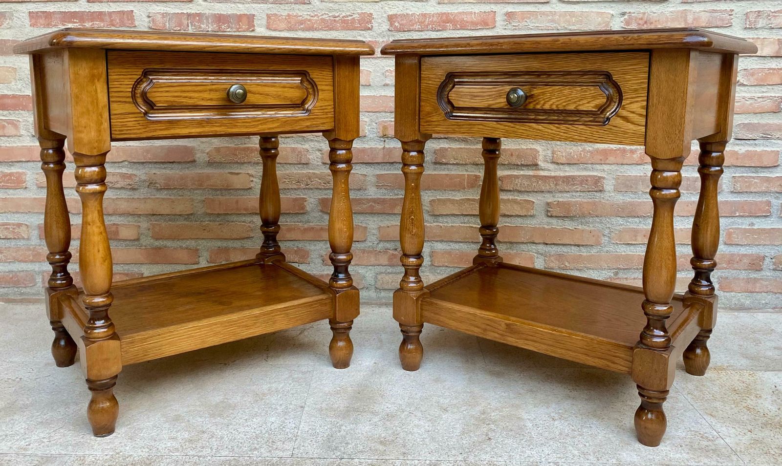 Tables de chevet espagnoles du XXe siècle, un tiroir, ferrures en fer et une niche ouverte photo vinterior