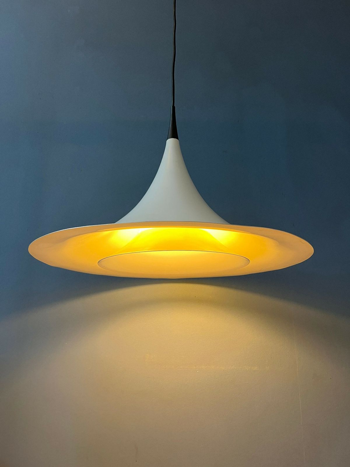 Mid Century Deense Witte Space Age Heksenhoed Hanglamp photo furniture