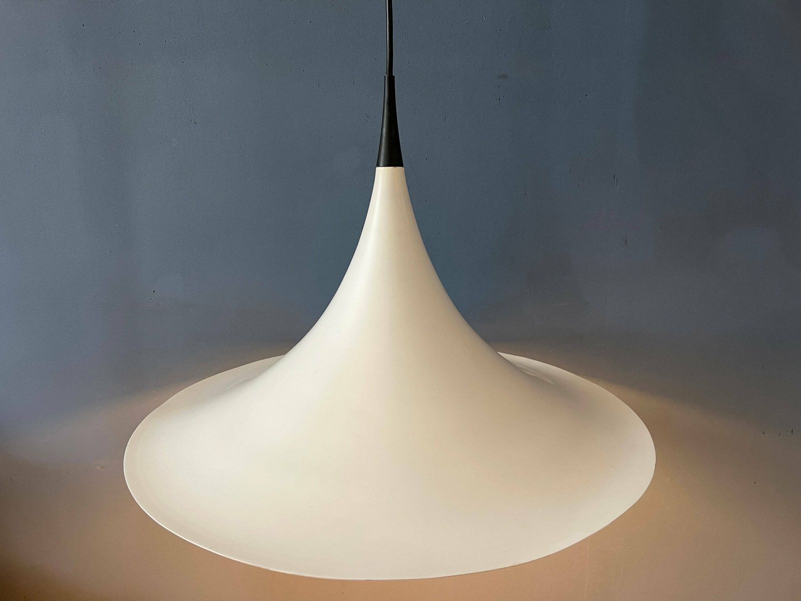 Mid Century Deense Witte Space Age Heksenhoed Hanglamp photo vinterior