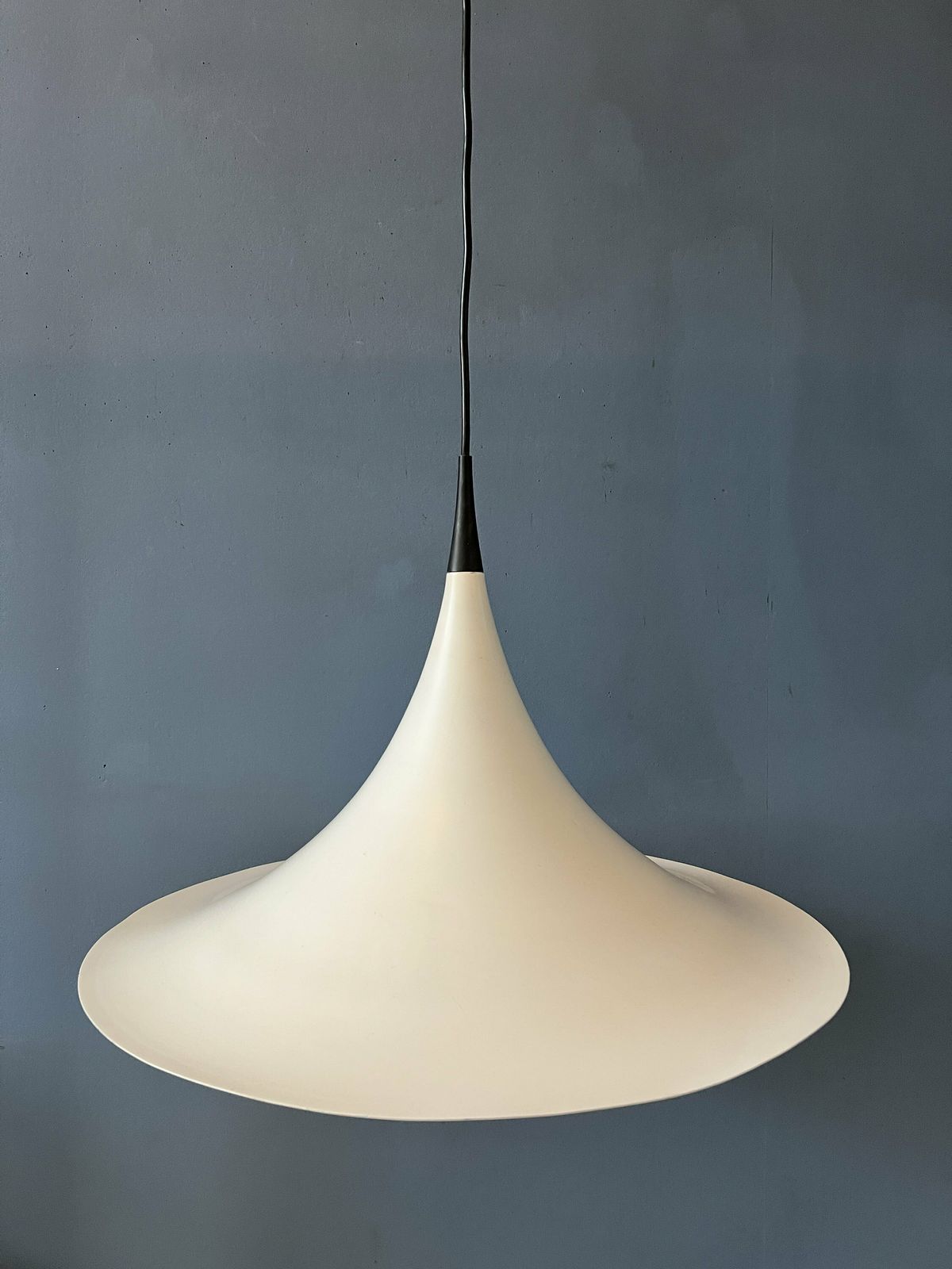 photo furniture Mid Century Deense Witte Space Age Heksenhoed Hanglamp