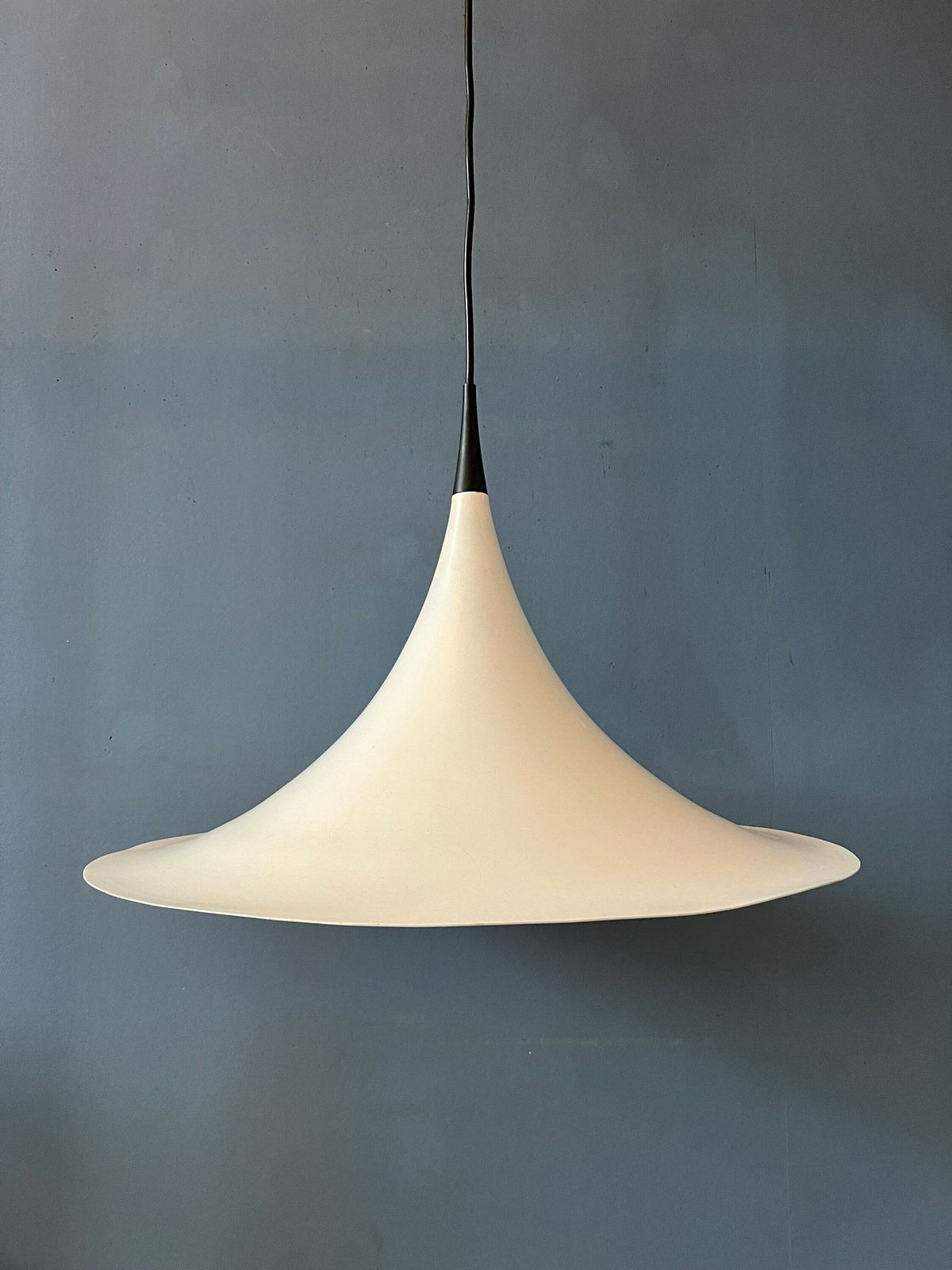 photo for sale Mid Century Deense Witte Space Age Heksenhoed Hanglamp