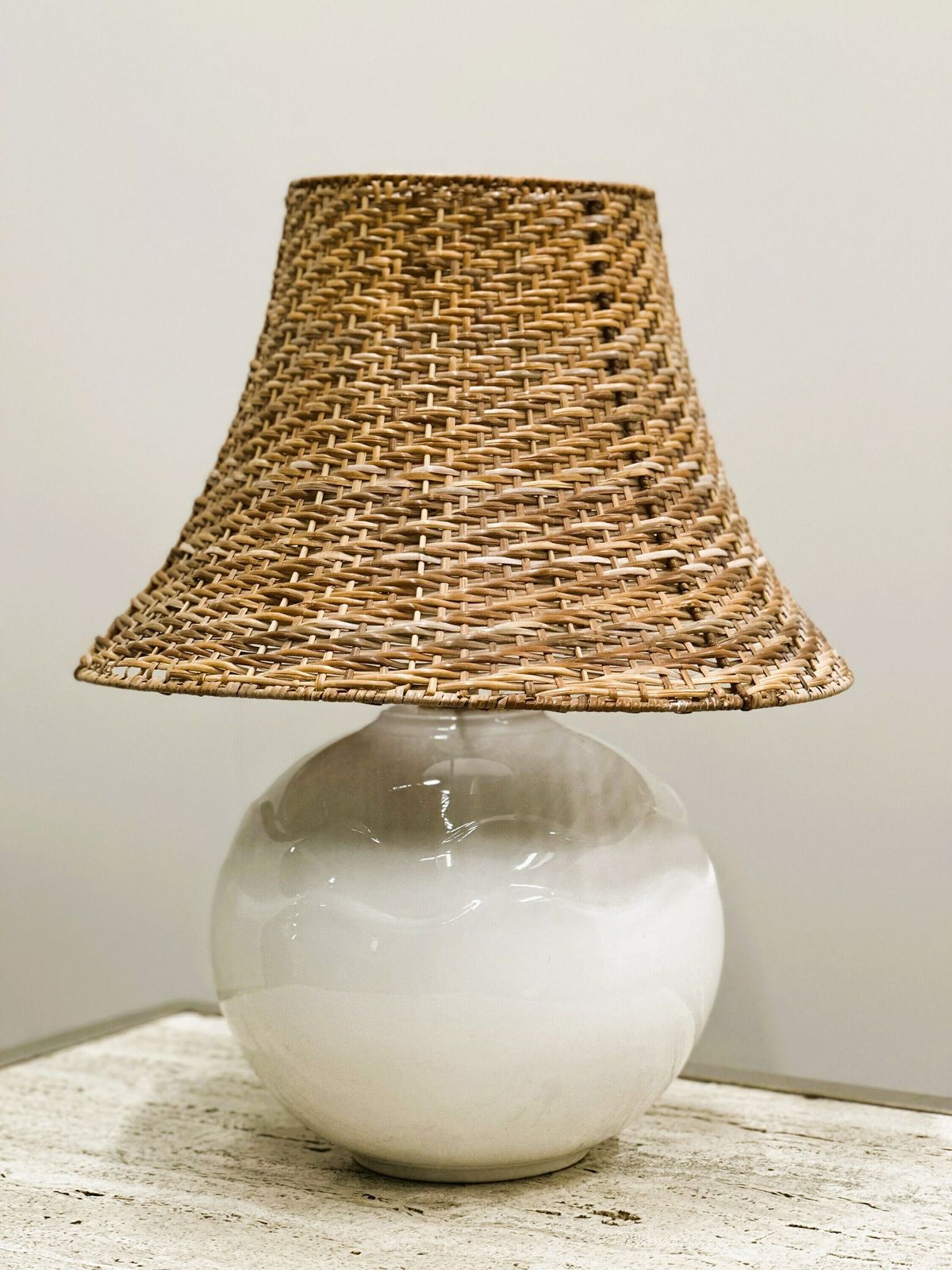 Vintage Keramische Tafellamp Met Rotan Kap, Jaren 1980. photo vinterior