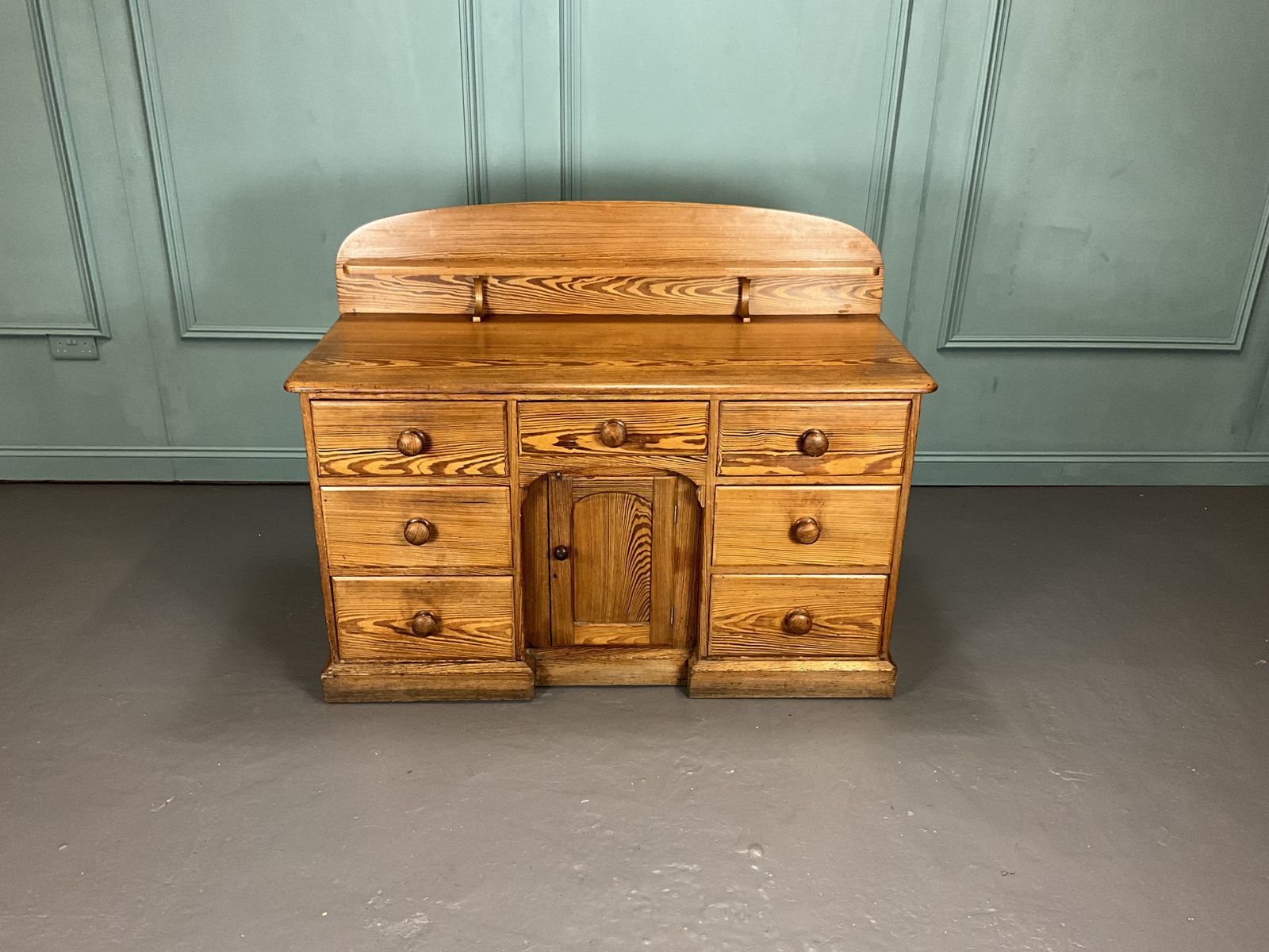 photo furniture Pitch Pine Farmhouse Dresser, 1920s