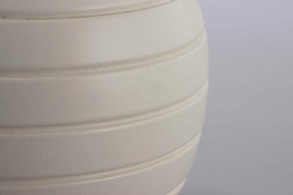 Art Deco Keith Murray For Wedgwood ''Moonstone'' Ovoid Ribbed Vase C.1930 photo Home Decor