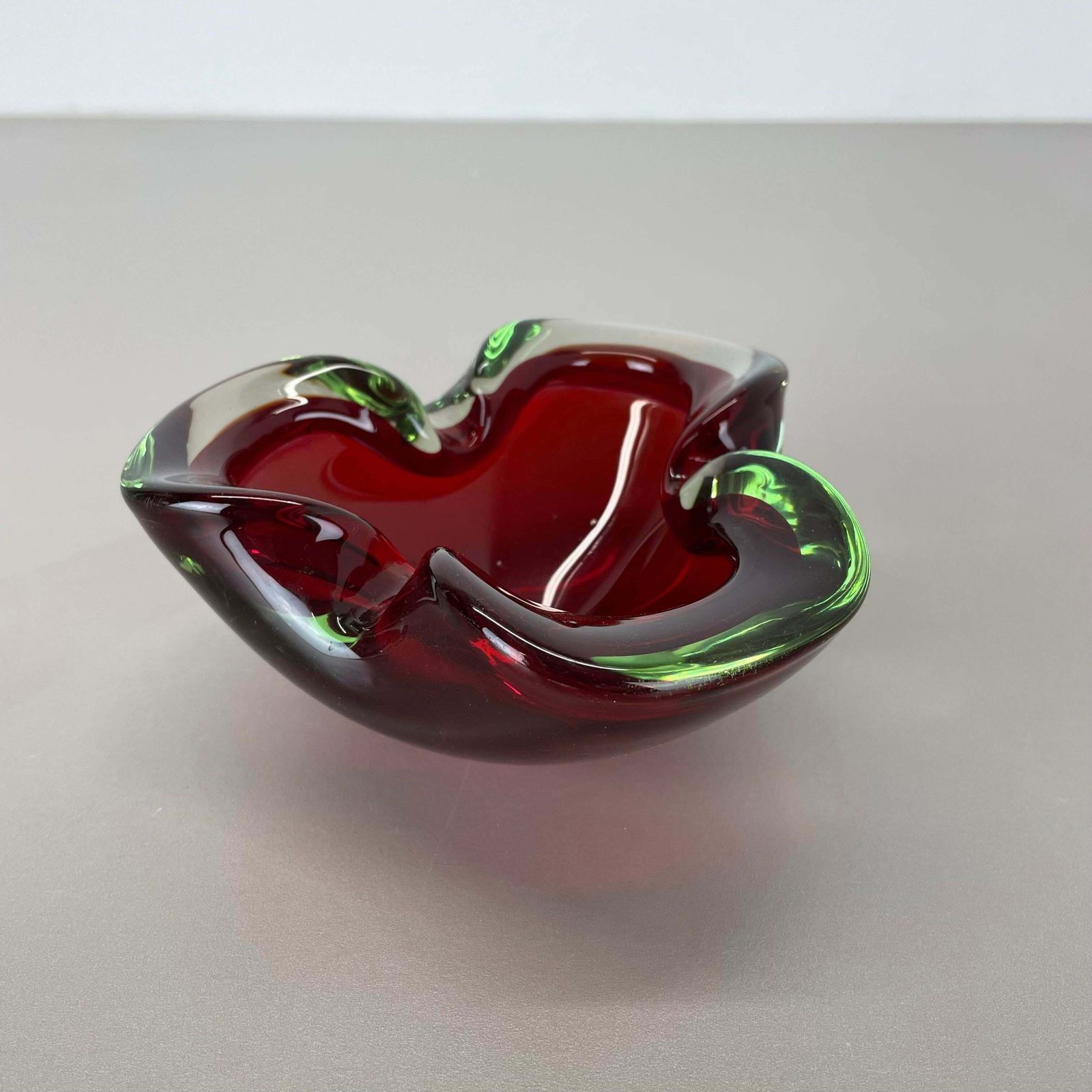 Large Murano Glass "Red Green" Bowl Element Shell Ashtray Murano, Italy, 1970s photo for sale