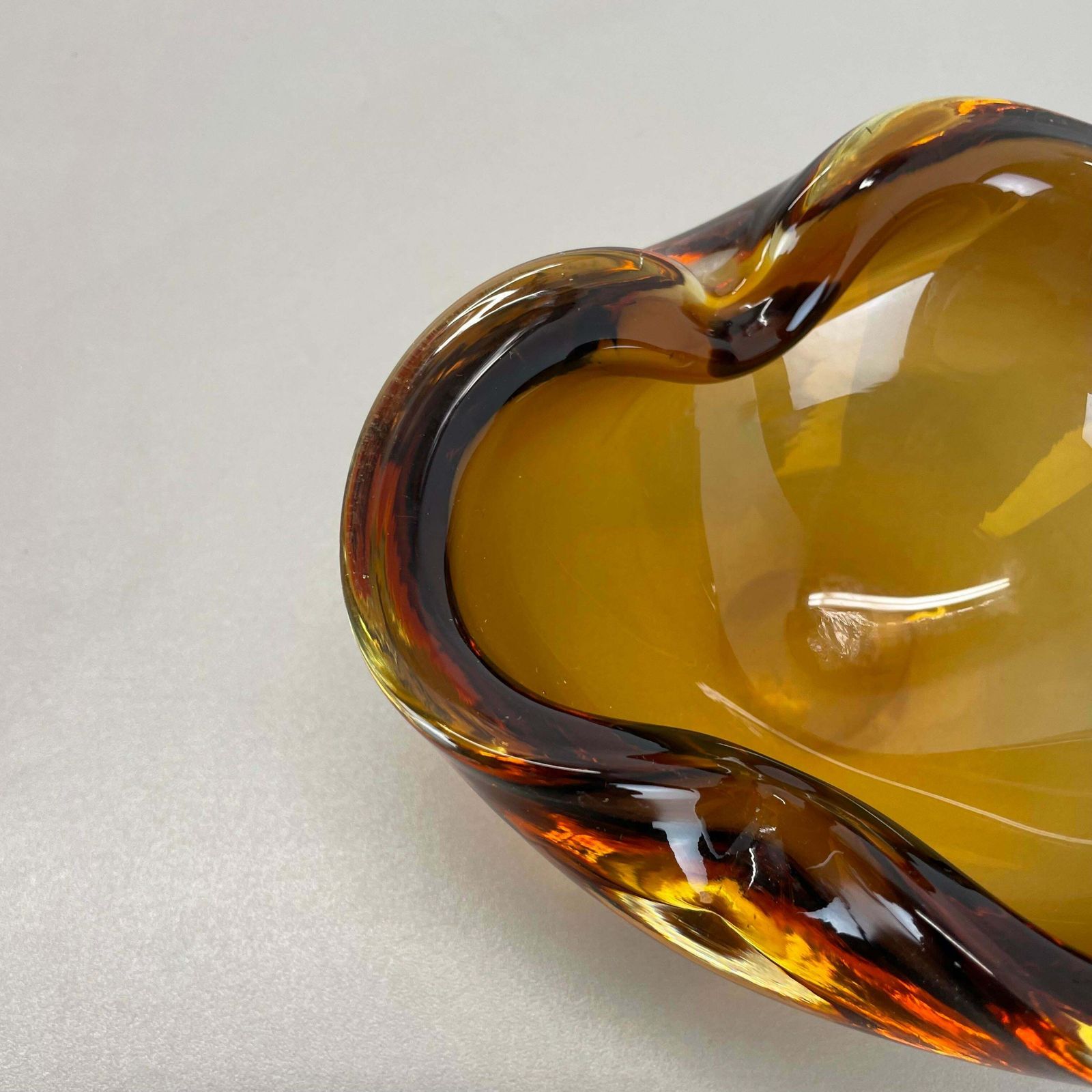 514.0 Large Murano Glass "Yellow" Bowl Element Shell Ashtray Murano, Italy, 1970 photo