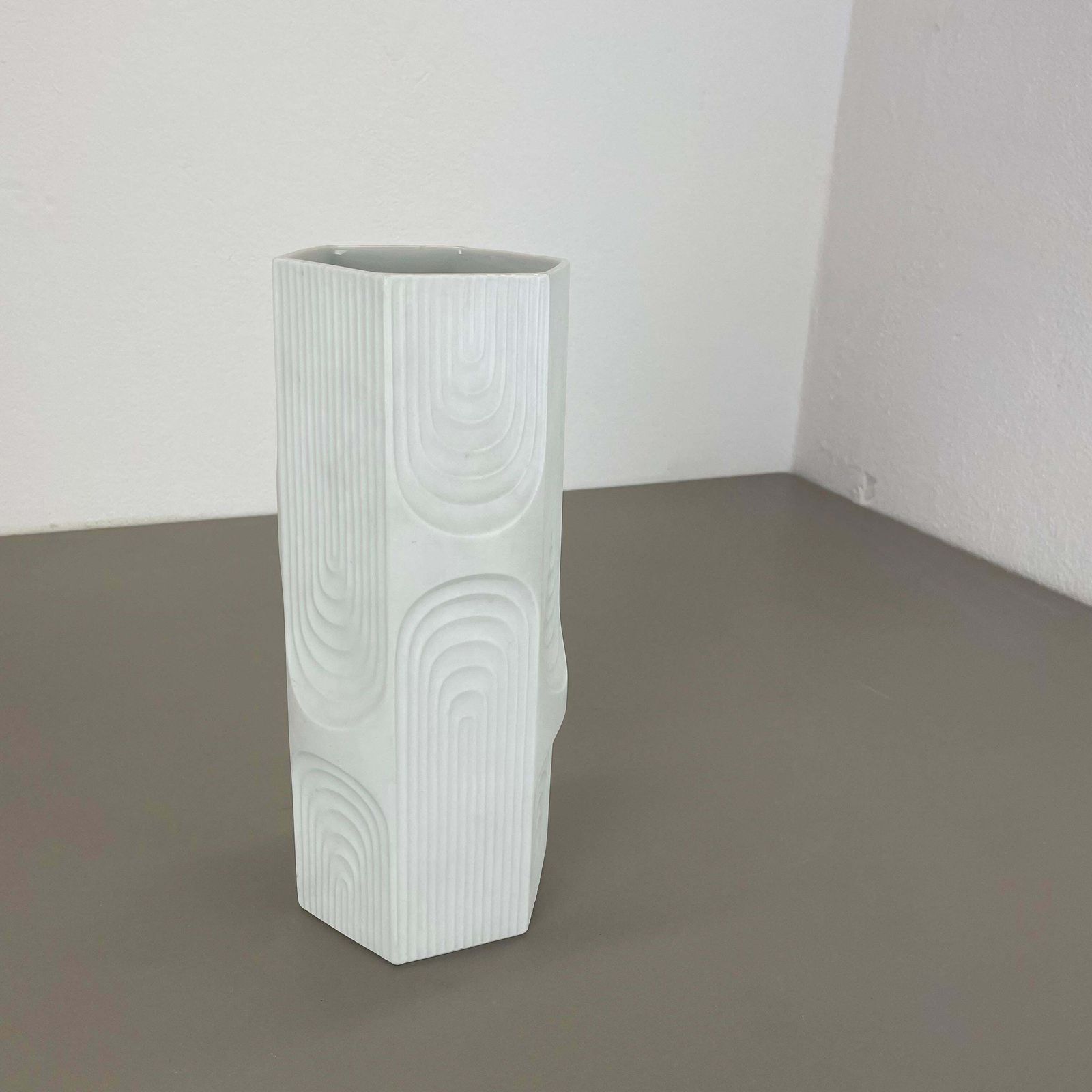 Large 30cm Op Art Biscuit Porcelain German Vase Made By Ak Kaiser, Germany 1970s photo vinterior
