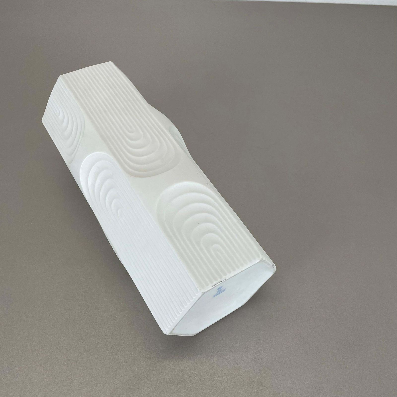 photo vintage Large 30cm Op Art Biscuit Porcelain German Vase Made By Ak Kaiser, Germany 1970s