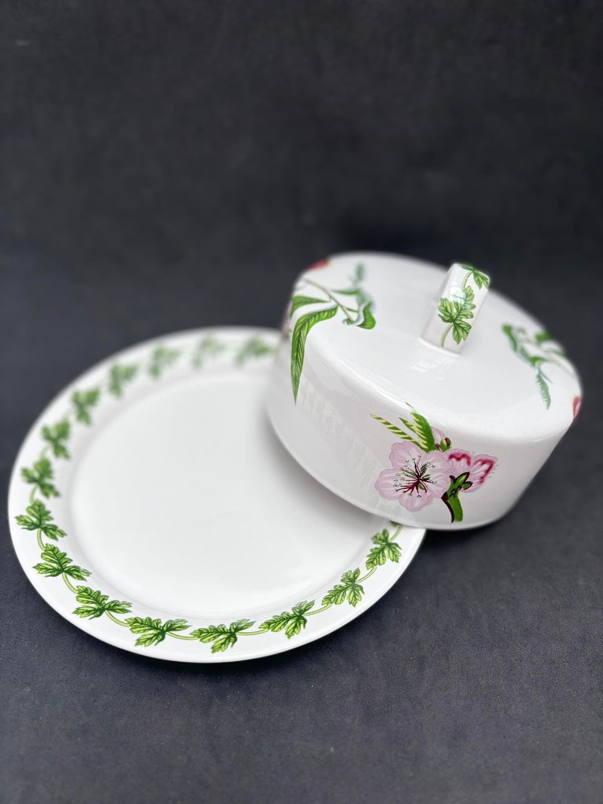 Botervloot Met Deksel Of Kaasschaal – Bloemen En Bladeren, Wit Decor, Botanisch Motief, Geglazuurd Keramiek, Rond photo buy