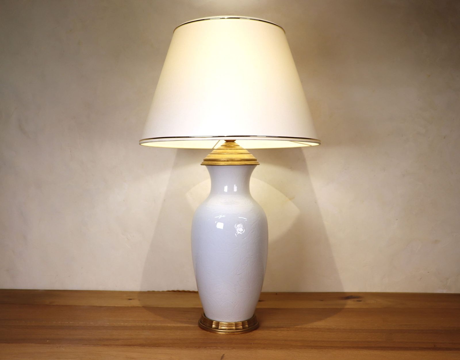 Hollywood Regency Chinese Asian Vintage Blanc De Chine Table Lamp (St.150)