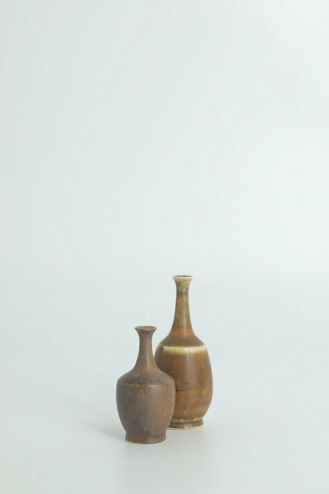 574.0 Small Mid Century Scandinavian Modern Collectible Honey Brown Stoneware Vases By Gunnar Borg For Höganäs Ceramics, 1960s, Set Of 4 photo