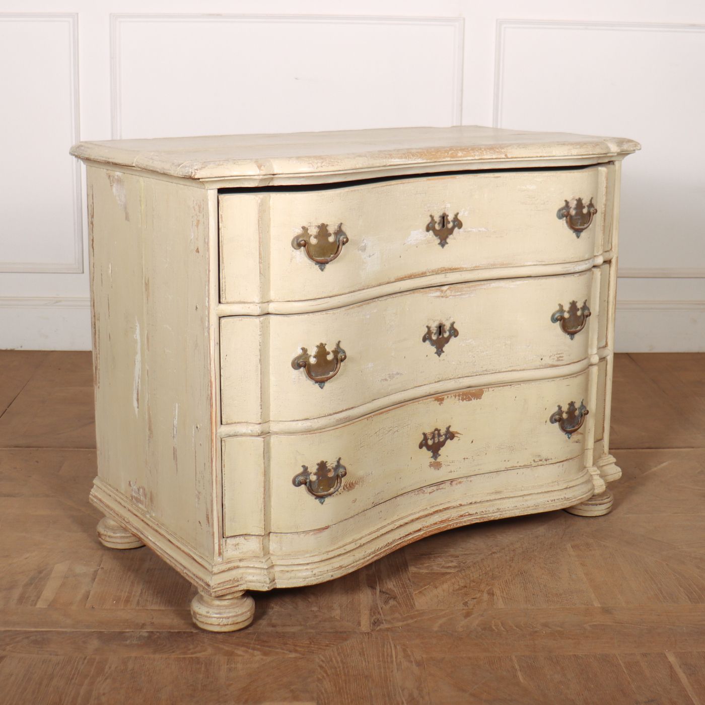 Commodes & Chest Of Drawers  » 18th Century Original Painted Commode photo vinterior