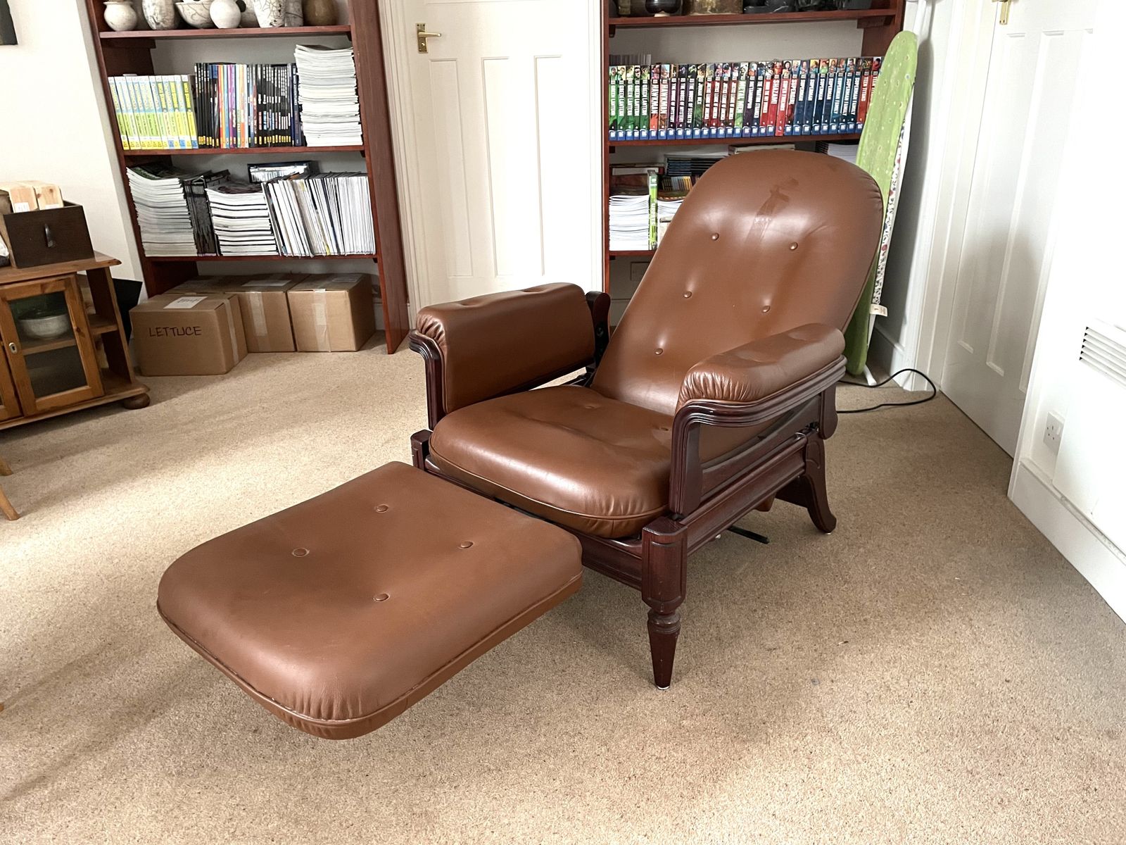 Brown Leather Manual Recliner Everstyl, Late 90'. Hardly Used. photo furniture