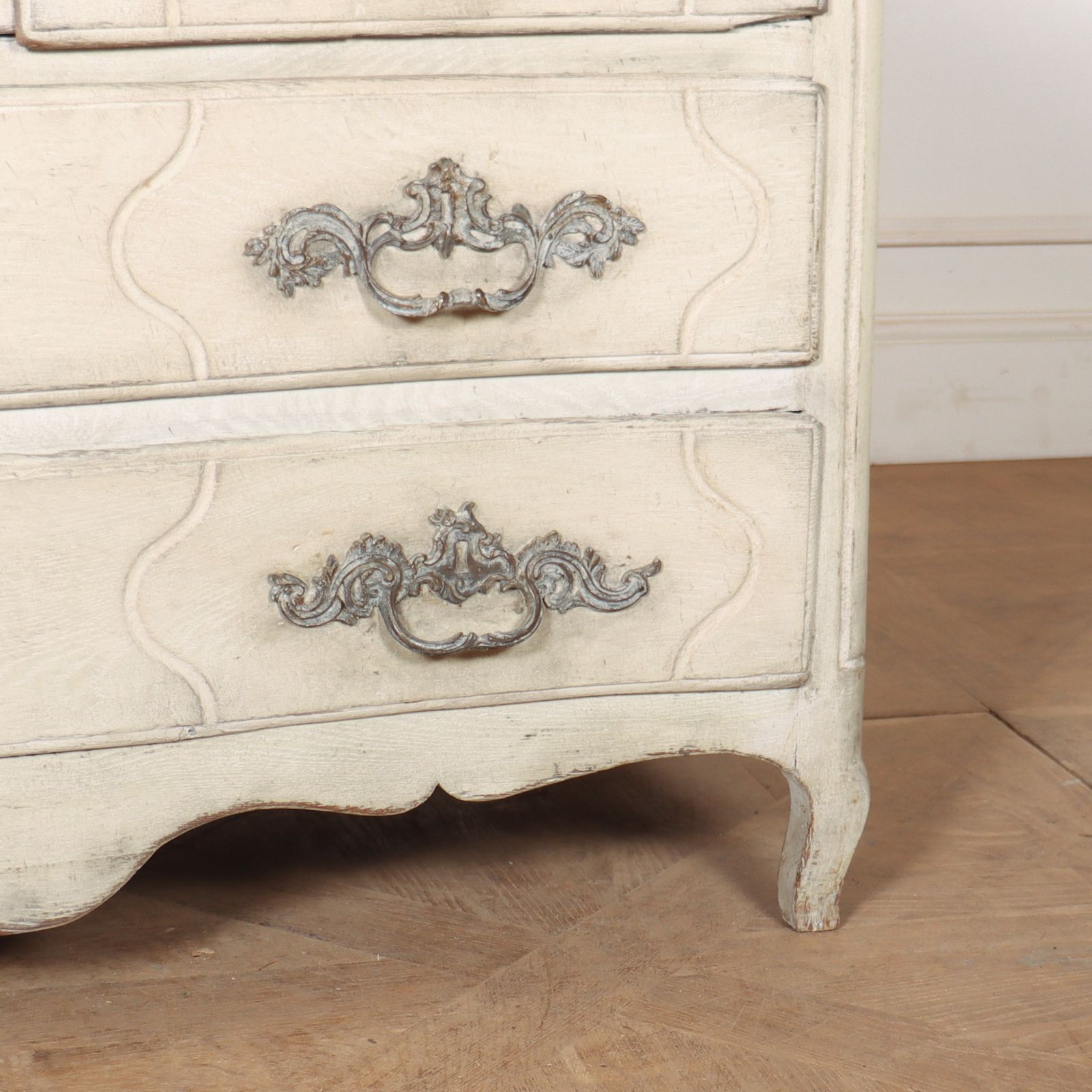 18th C French Painted Serpentine Commode. 1780. photo 4620.0