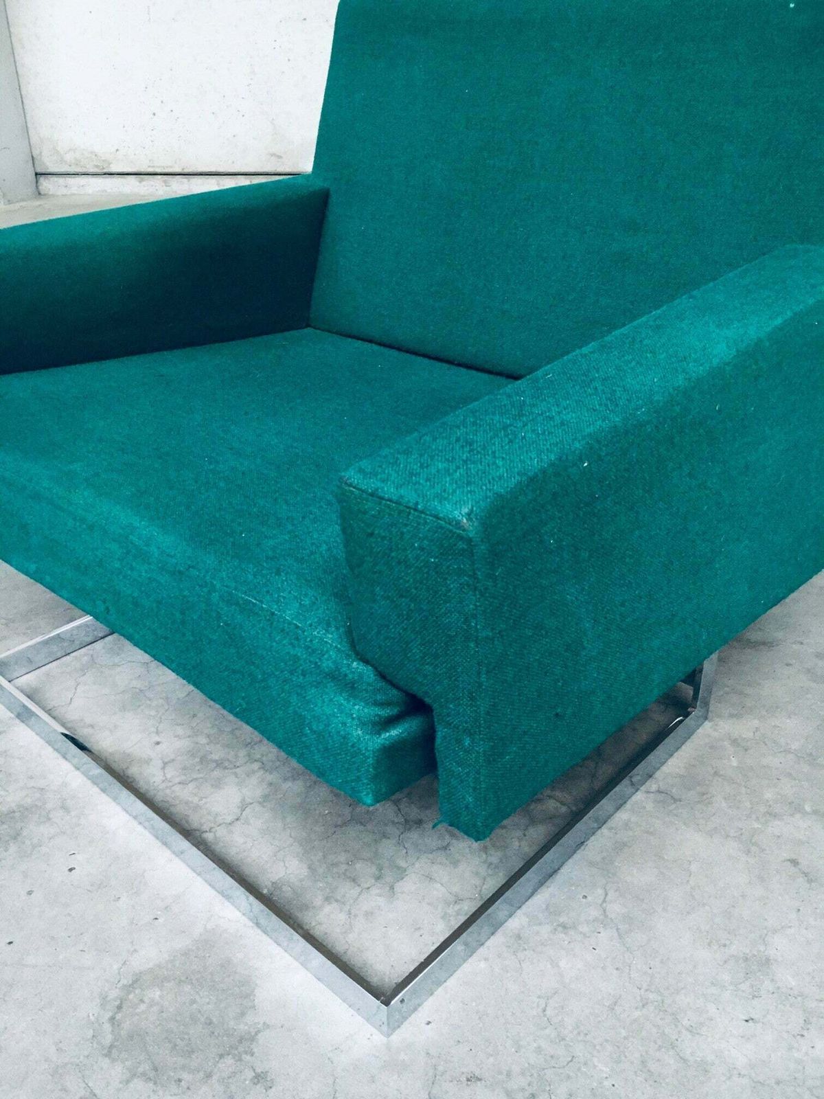 photo vintage 1960's Midcentury Modern Belgian Design Floating Lounge Chair