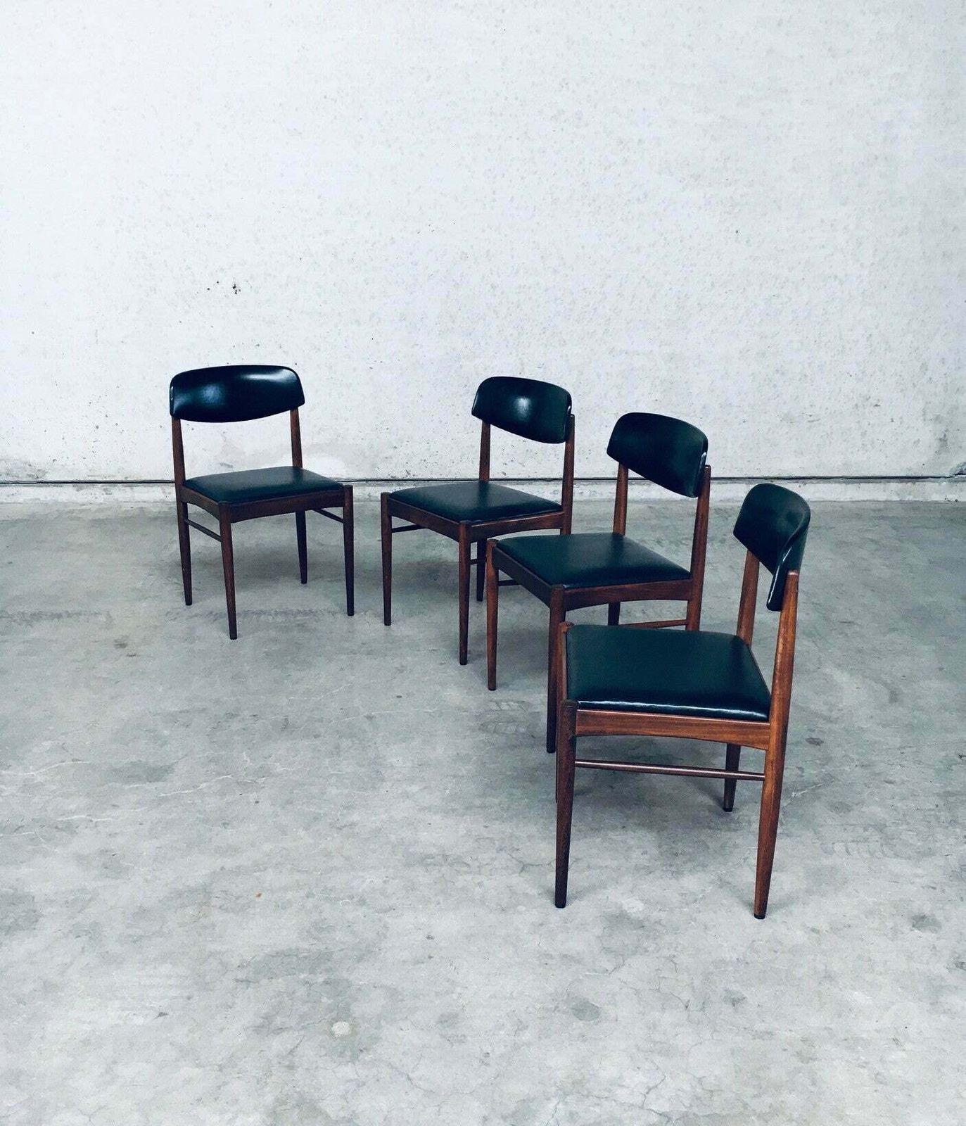 Meubels Jaren 1960 Mid Century Dutch Design Eetkamerstoelen photo