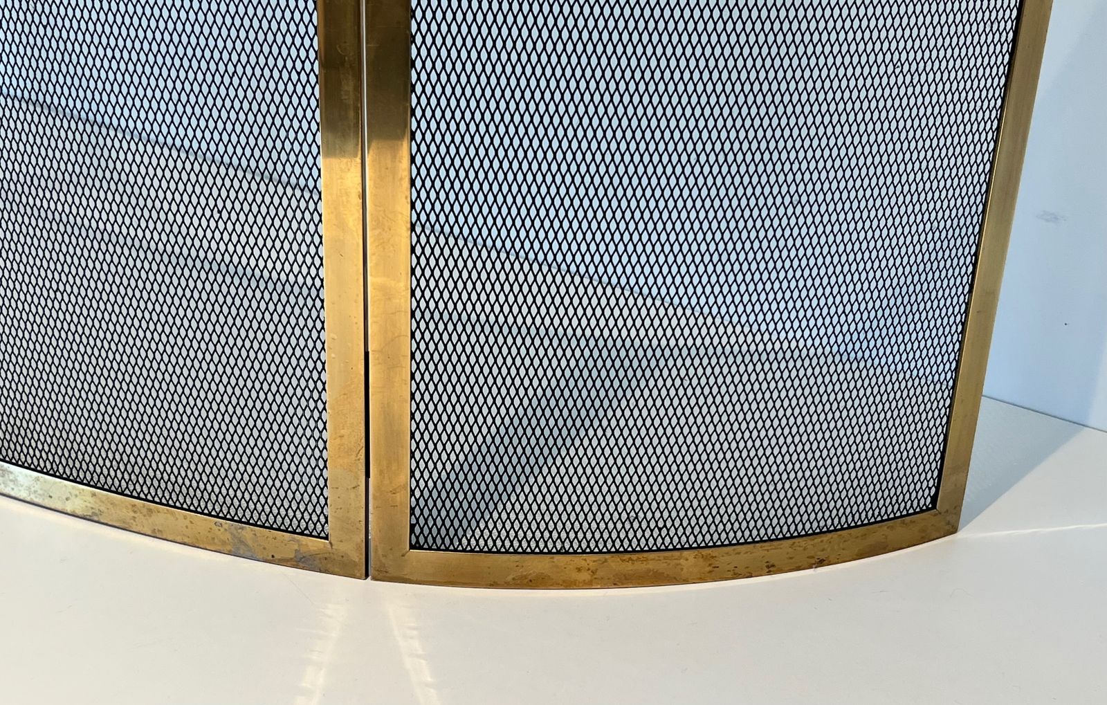 Home Fixtures Curved Brass Firewall And Wire Mesh photo