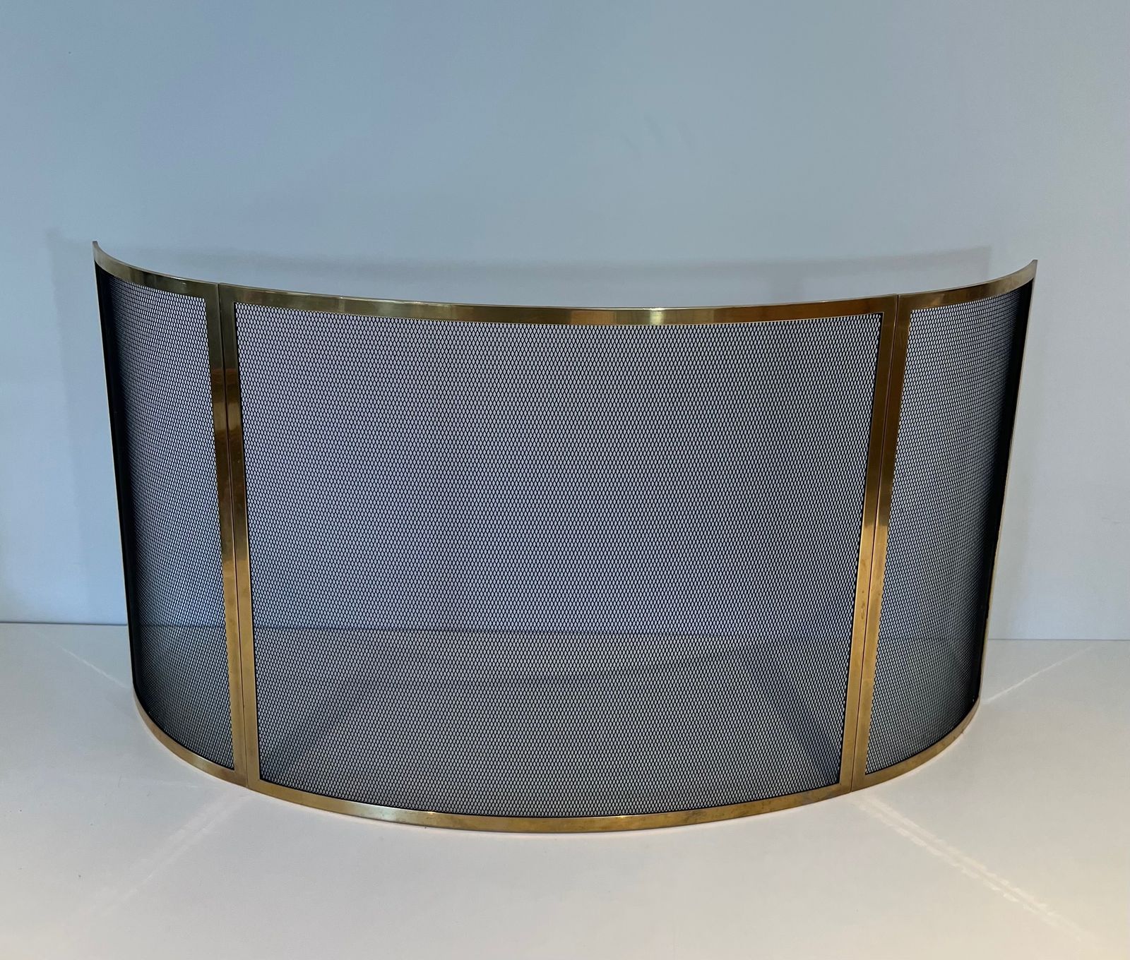 980.0 Curved Brass Firewall And Wire Mesh photo