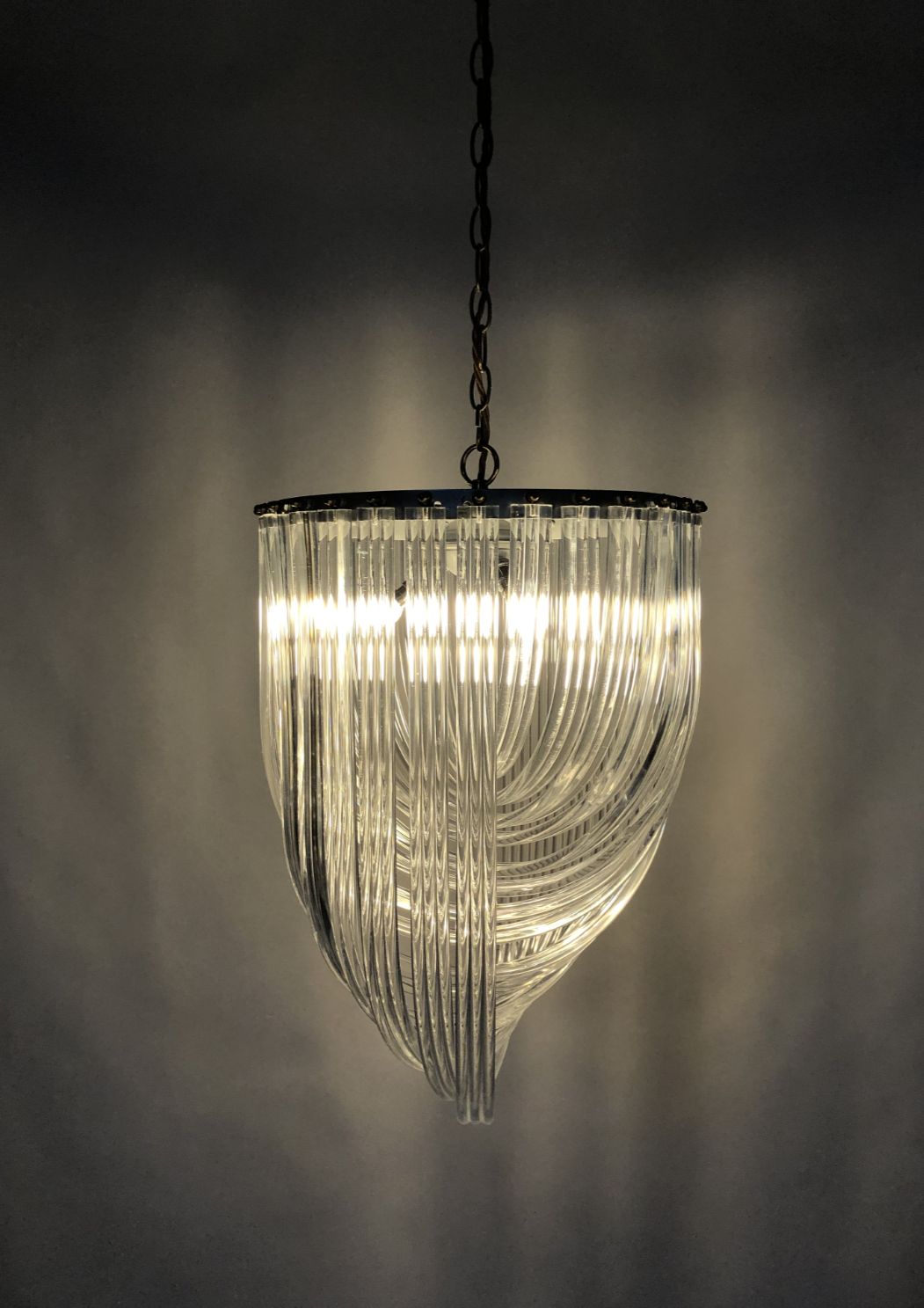 photo vinterior Large 1970s American Lucite Acrylic Ribbon And Brass Chandelier Hollywood Regency