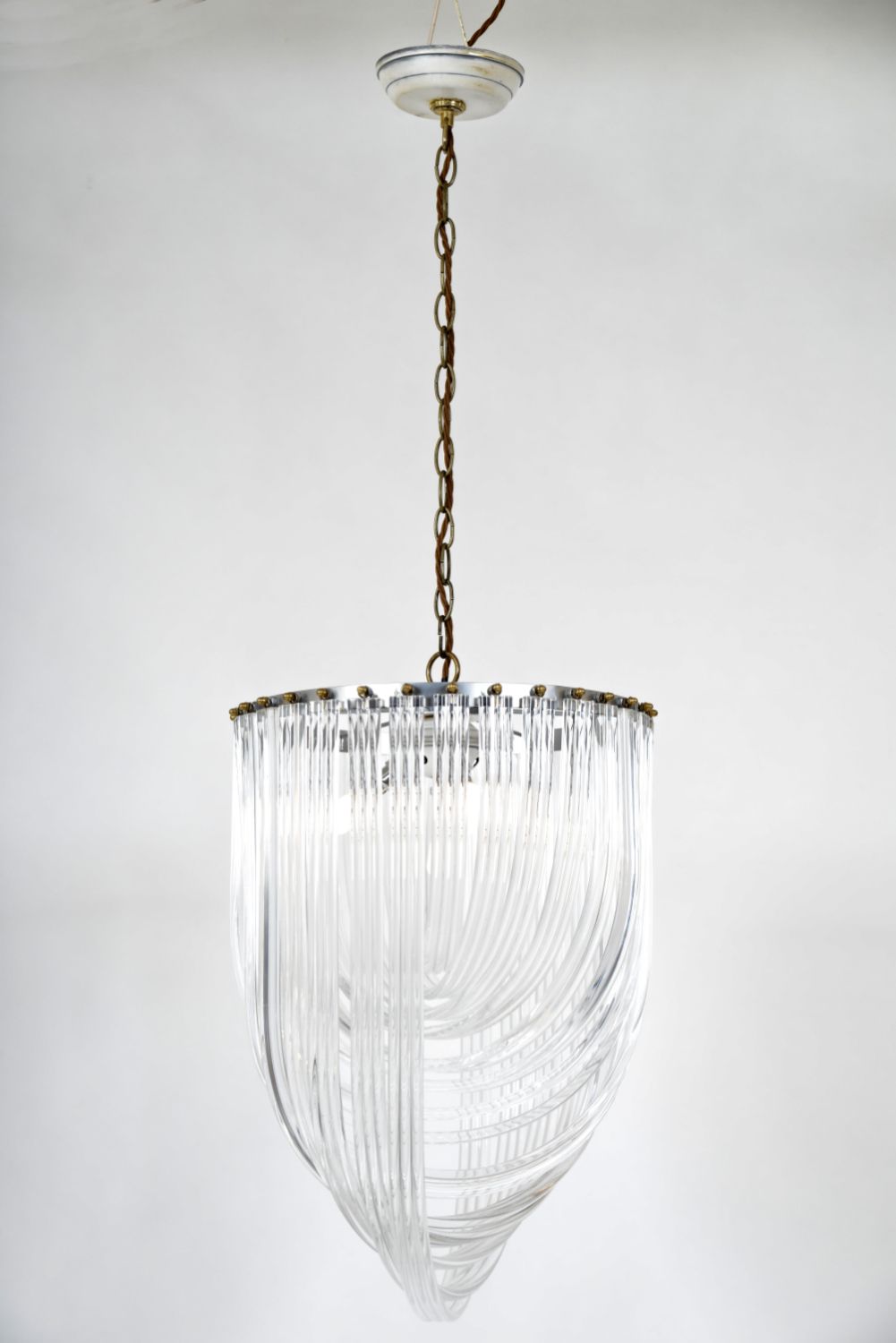 Large 1970s American Lucite Acrylic Ribbon And Brass Chandelier Hollywood Regency photo vinterior