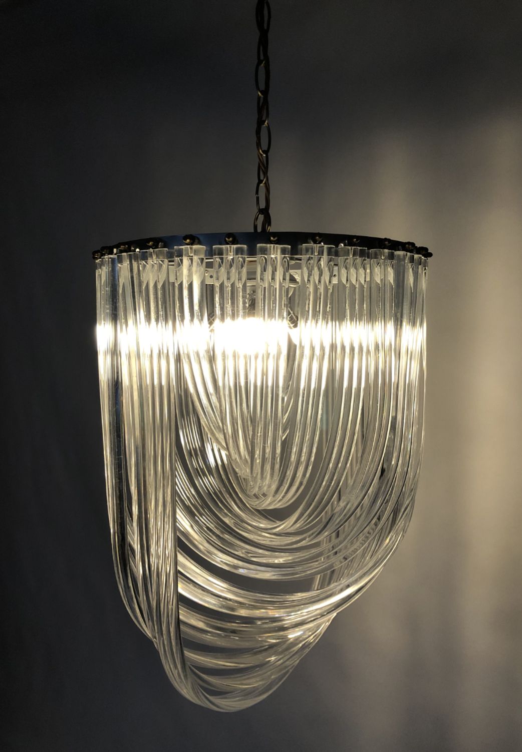 Large 1970s American Lucite Acrylic Ribbon And Brass Chandelier Hollywood Regency photo vintage