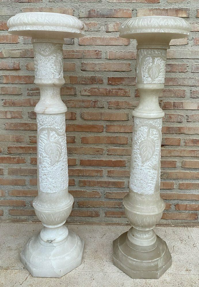 Italiaanse Empire Gebeeldhouwde Carrara Marmeren Voetstukken, Jaren 1890, Set Van 2