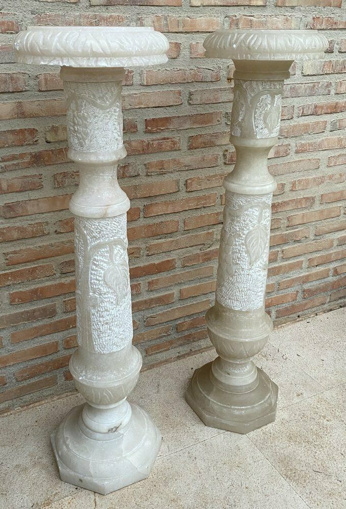photo furniture Italiaanse Empire Gebeeldhouwde Carrara Marmeren Voetstukken, Jaren 1890, Set Van 2