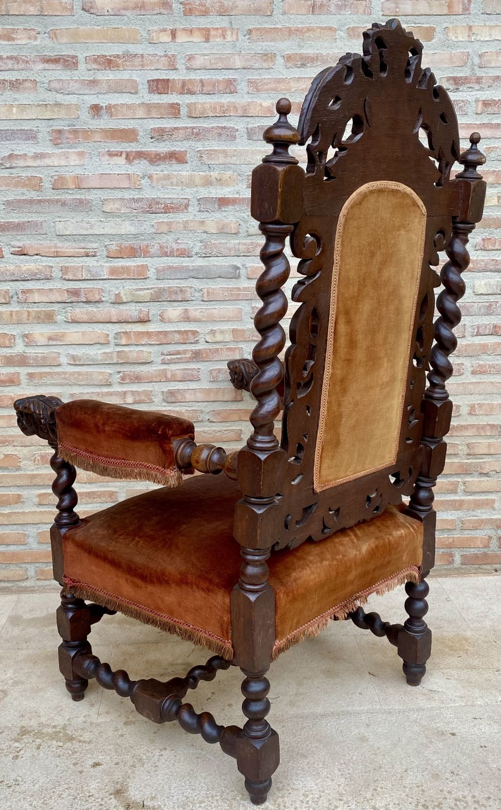 photo vintage 19th Century French Carved Walnut Throne Chair
